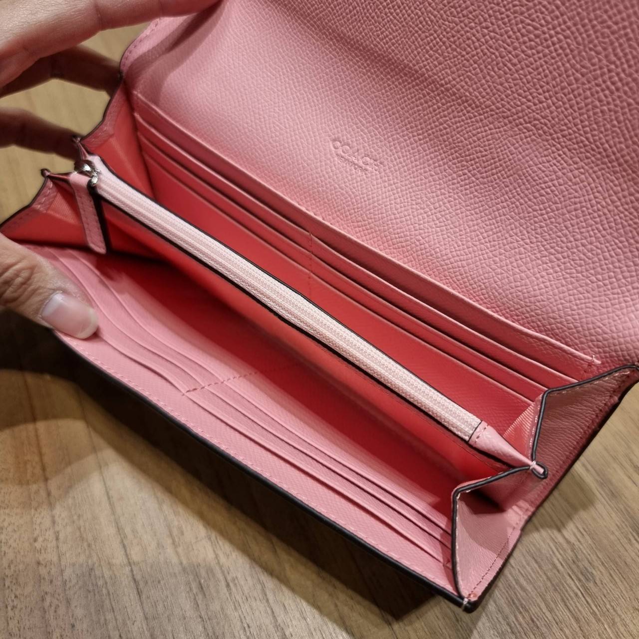 COACH F52601 POP SLIM ENVELOPE WALLET IN SIGNATURE รุ่นขายดี ขายหมด!! รุ่นหายาก!! เติมสต็อคจ้า!! กระเป๋าสตางค์รุ่นฝาพับ ดีไซน์เรียบหรู คลาสสิค ใช้งานง่ายและสะดวกมากๆ ด้วยซองซิปที่เสียบด้านหลัง ถอดแยกออกมาใช้ได้ หรือเอาออก พกกระเป๋าเดี่ยวๆก็ได้ ถือใบนี้ดูไ