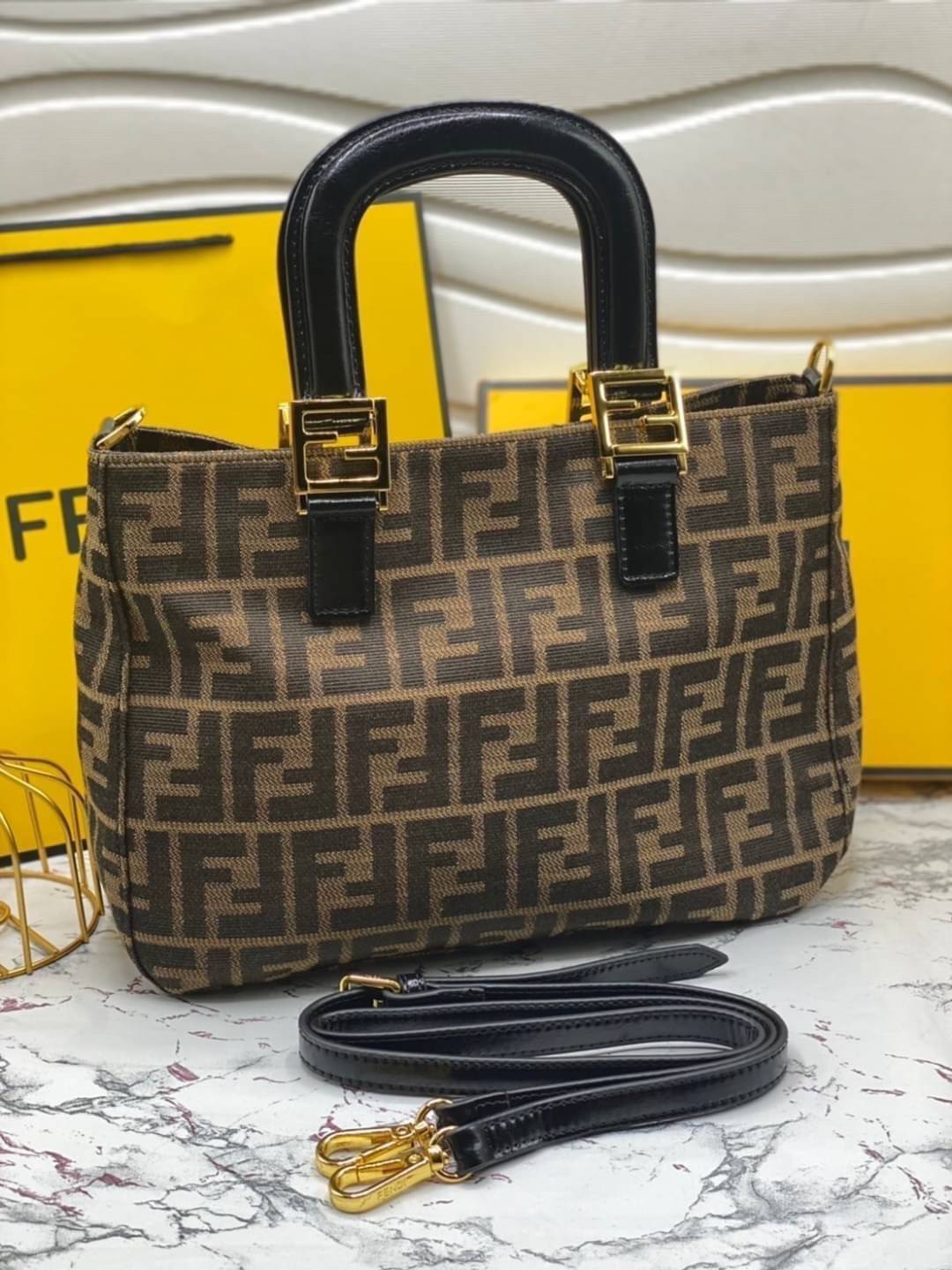 FENDI TOTE BAG 30cm กระเป๋าถือ/สะพายไหล่ ทรงสวย หรู ดูแพงเกินเบอร์!! ⭐️⭐️ วัสดุผ้าท็อปแคนวาสลายแบรนด์เต็มใบ ภายในโล่งกว้าง มาพร้อมหูจับในตัวและสายสะพายไหล่ ใช้งานได้ 2IN1 ✔️👍 ใบนี้จุของได้เยอะมากๆเลยน้า เหมาะกับสาวๆที่สัมภาระเยอะ หรือใช้สะพ