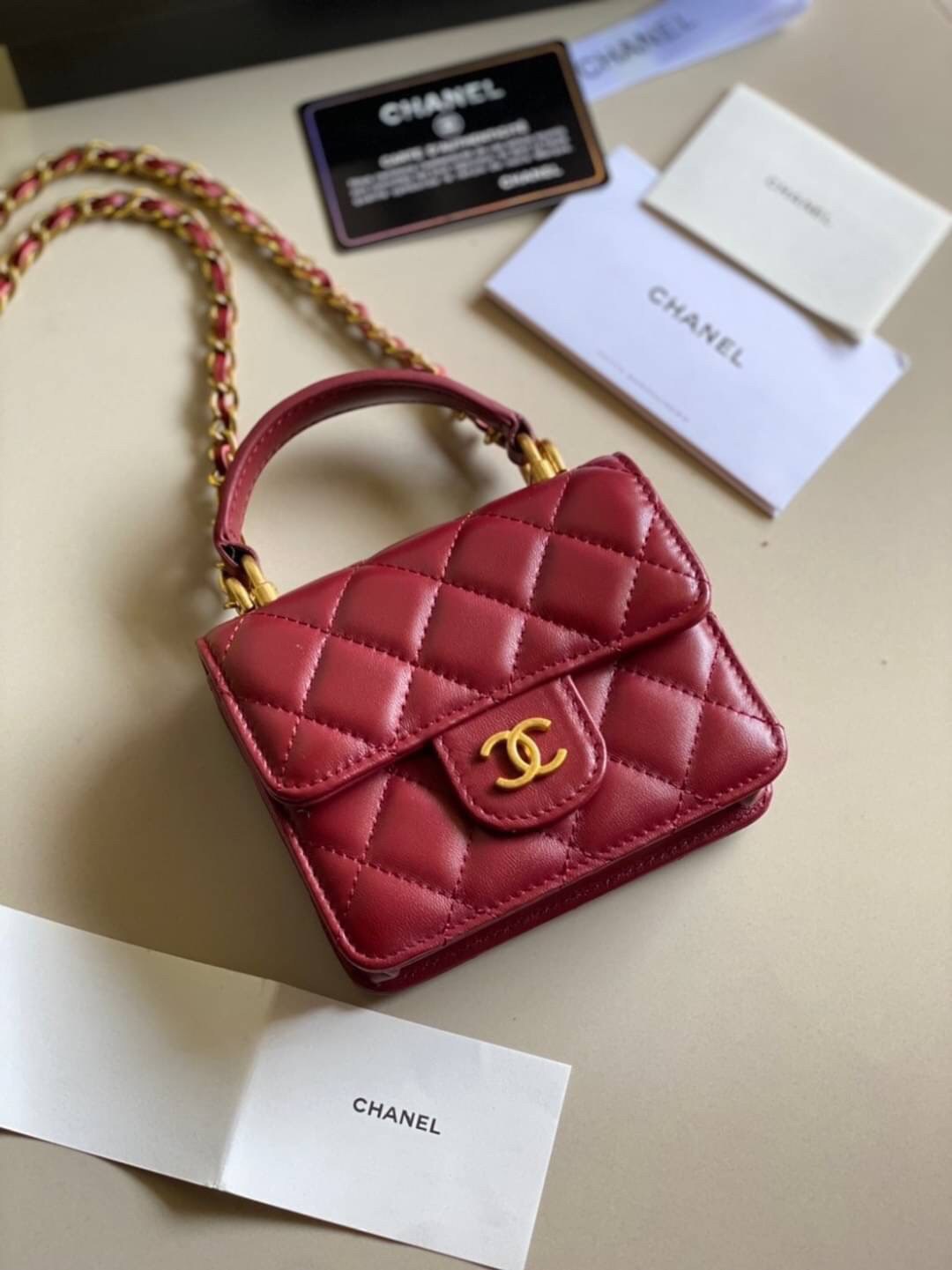 หนังแท้ VIP GIFT CHANEL MINI BLACK BAG รุ่นยอดนิยมไอเท็มฮิตวัสดุหนังแท้เรียบสวยคลาสสิคเปิดปิดด้วยฝาปิดกระดุมด้านหน้ามีโลโก้แบรนด์อะไหล่ทองสวยหรูดูดีมากกกก มาพร้อมสายโซ่ทองร้อยหนังจะสะพายไหล่ หรือ Crossbody ก็ดูดี ภายในโล่งกว้าง ตัวจริงสวยน่าใช้ Chanel min