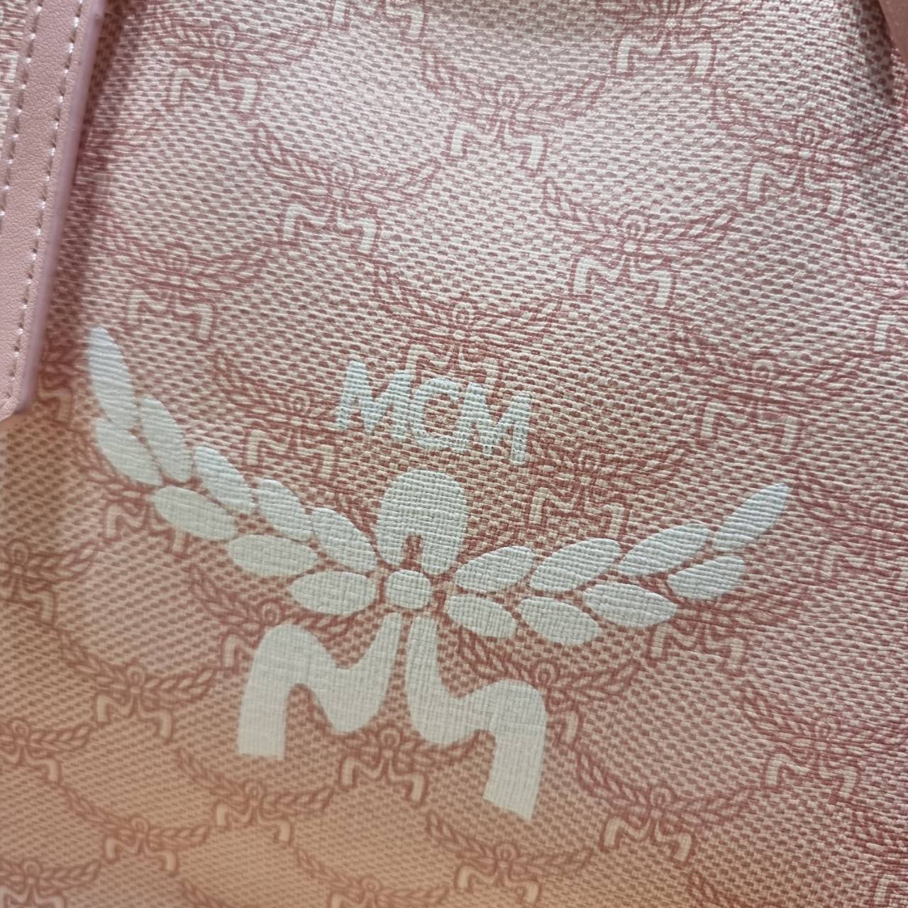 M.C.M MEDIUM HIMMEL SHOPPER IN LAURETOS คอลเลคชั่นใหม่ พร้อมสีใหม่ ดีไซน์ละมุน น่าใช้มากๆ กระเป๋าทรงช้อปปิ้ง เรียบหรู พิเศษสุดกับพวงหนังพร้อมห่วงกุญแจทึ่สามารถห้อยพวงกุญแจน่ารักๆได้