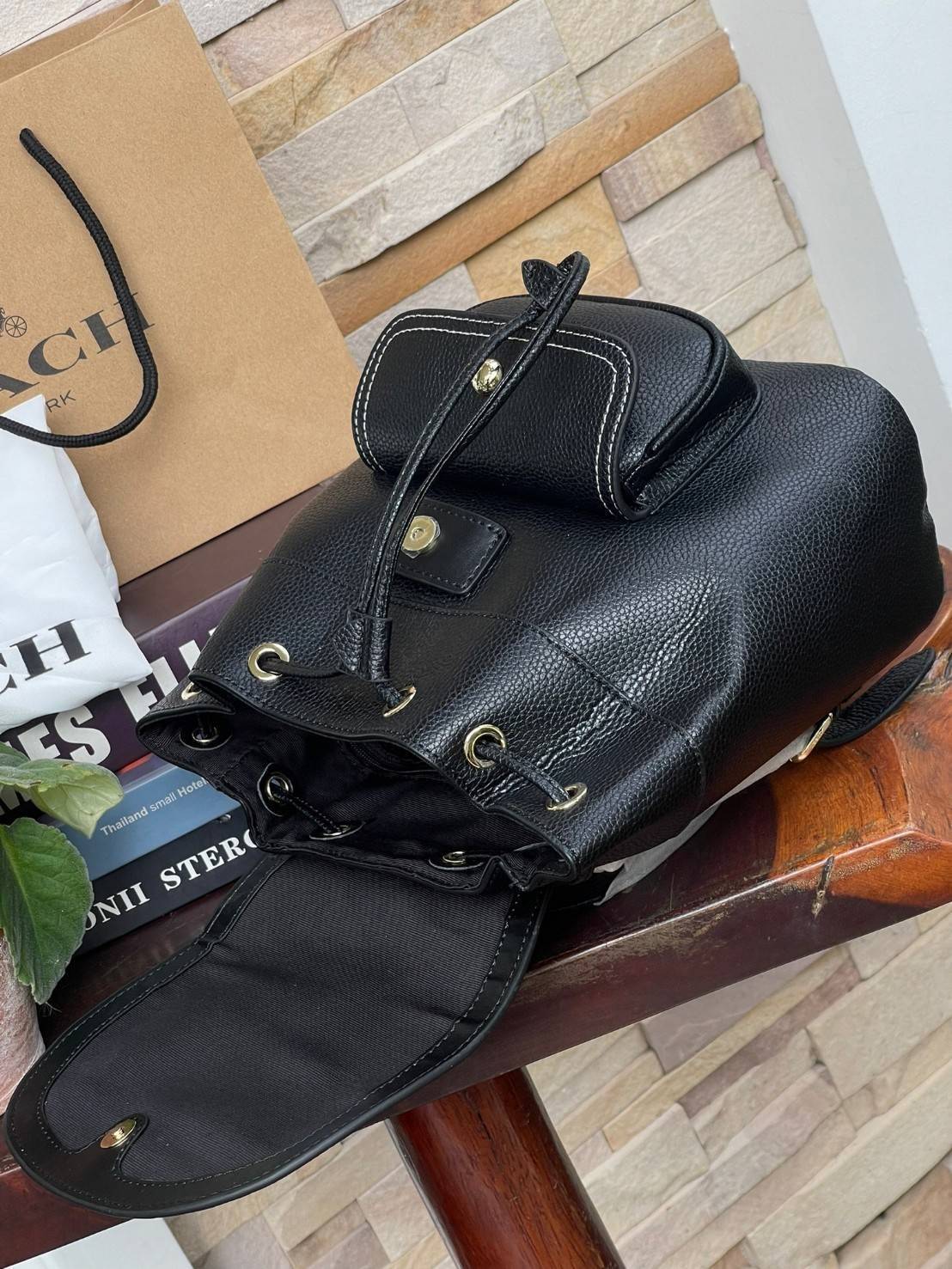 COACH PENNIE BACKPACK 22 IN SIGNATURE CANVAS(C4120) เป็นกระเป๋าอีกประเภทหนึ่งที่ Coach ผลิตและออกแบบได้อย่างมีเอกลักษณ์ สาว ๆ คนไหนที่ชอบพกของเยอะและต้องการกระเป๋าที่ให้ความคล่องตัว ทะมัดทะแมง ต้องเป็นกระเป๋าเป้แบบนี้เลยค่ะ แม้จะให้ลุคที่ทะมัดทะแมง แต่ก็ม