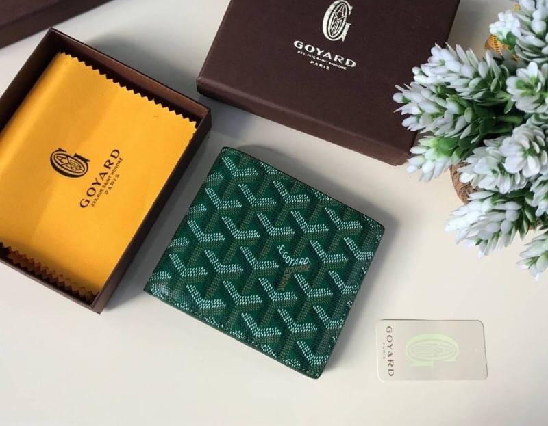 VIP GIFT 】GOYARD Victoire Bifold Wallet กระเป๋าสตางค์ผู้ชายใบสั้น พร้อมส่ง 6 สี พร้อมกล่องสวยหรูน่าใช้มากค่ะ อีกรุ่นที่ยอดขายไม่เคยตก 🤑🤑 ใบจริงดูผู้ดี ดูแพง!! ภายในมีช่องใส่บัตรได้เยอะ ใส่ธนบัตรได้ทุกใบ ห้ามพลาดจร้าา!! ((รุ่นเดินด้ายโทนสีเ