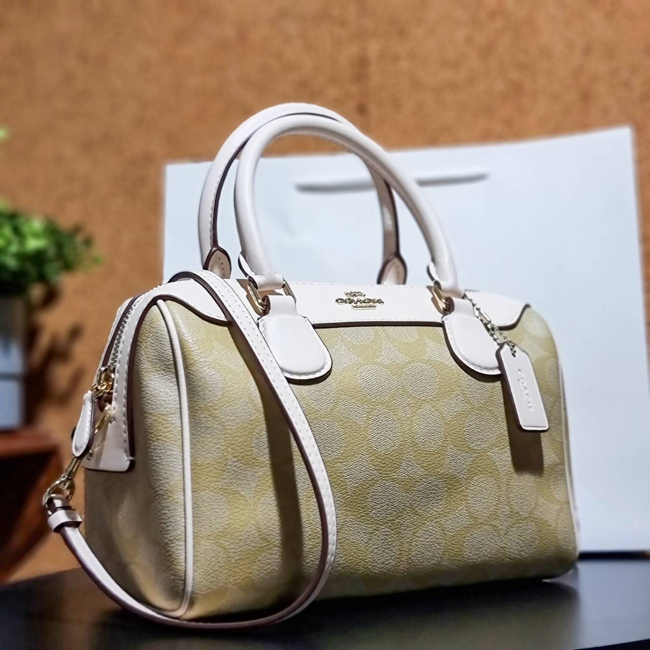 ของแท้ 💯% 】COACH F32203 MINI BENNETT SATCHEL IN SIGNATURE CANVAS กลับมาอีกครั้ง!! กับกระเป๋าทรงหมอนยอดฮิต 🥳 มีกี่สีก็ขายหมด วัสดุหนังแคนวาสเคลือบลาย ทรงสวยใช้งานได้ทุกโอกาส