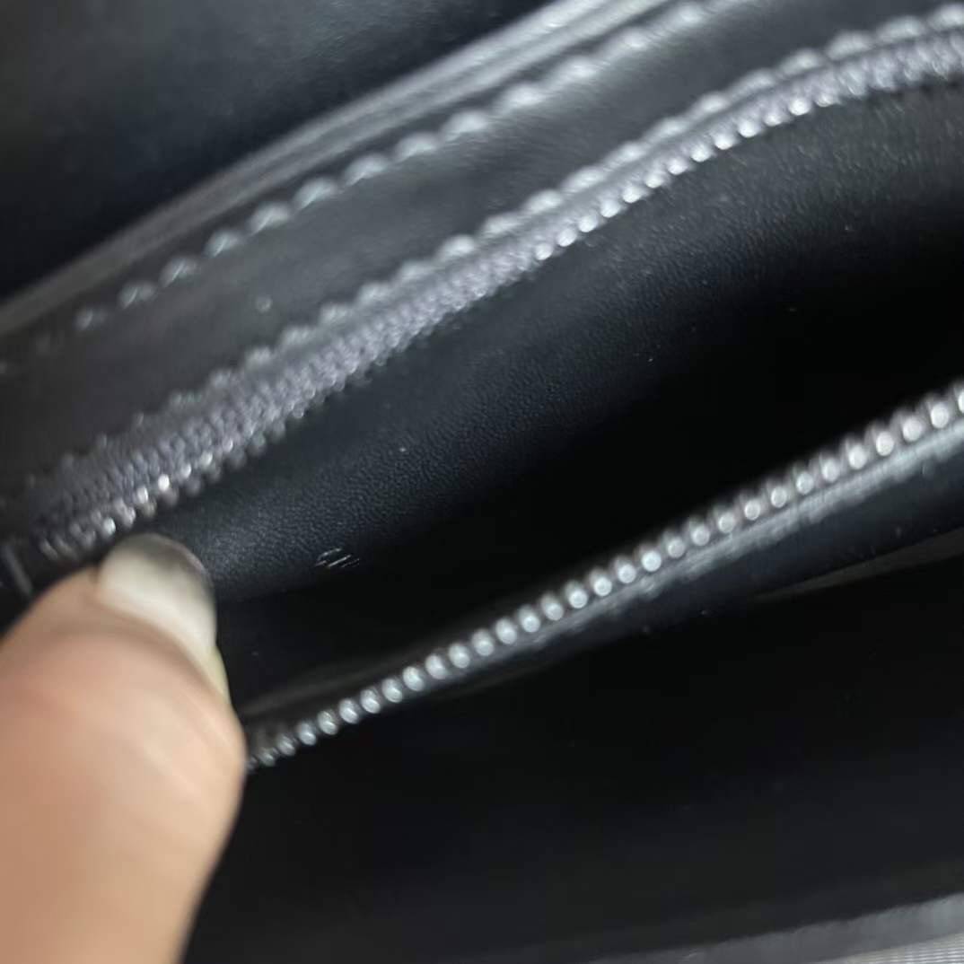 CELINE TEEN BESACE TRIOMPHE IN SHINY กระเป๋าสะพายคาดลำตัวรุ่นนี้นับว่าเป็นกระเป๋าอีกหนึ่งรุ่นในซีรีส์ Triomphe ที่ได้รับความนิยมอย่างมาก ด้วยรูปร่างทรงโค้งมนมีความคลาสสิกตามแบบฉบับแบรนด์