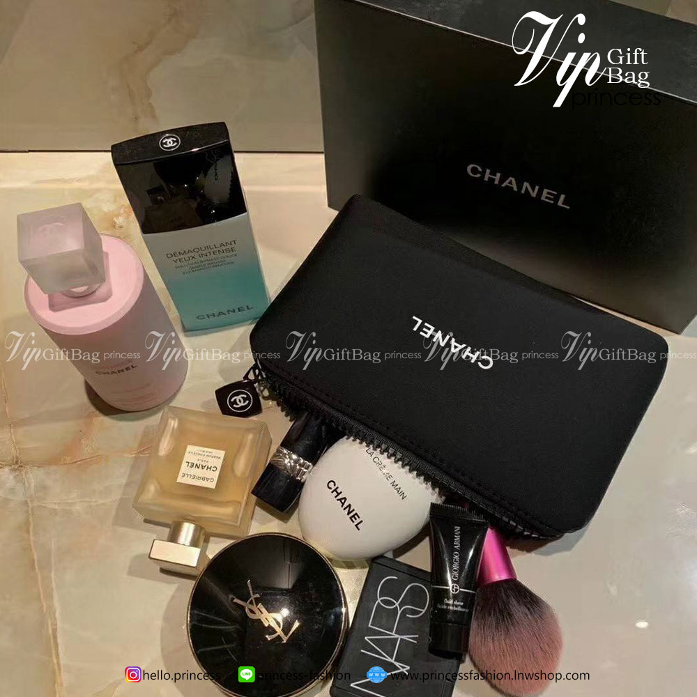 กระเป๋าอเนกประสงค์ Chanel งานพรีเมี่ยมกิ้ฟท์จากเคาเตอร์แบรนด์ดัง ของแท้จากแบรนด์ chanel ขนาดกะทัดรัด ผ้าโฟมนุ่มลื่นมือ ด้านหน้าสกรีนแบรนด์ ปิดเปิดด้วยซิปที่จับปั้มแบรนด์ ด้านในมีช่องใส่เครื่องสำอางค์ ของจุกจิกหรือโทรศัพท์ได้ทุกรุ่น ที่ควรมีไว้เป็นไอเท็มติ