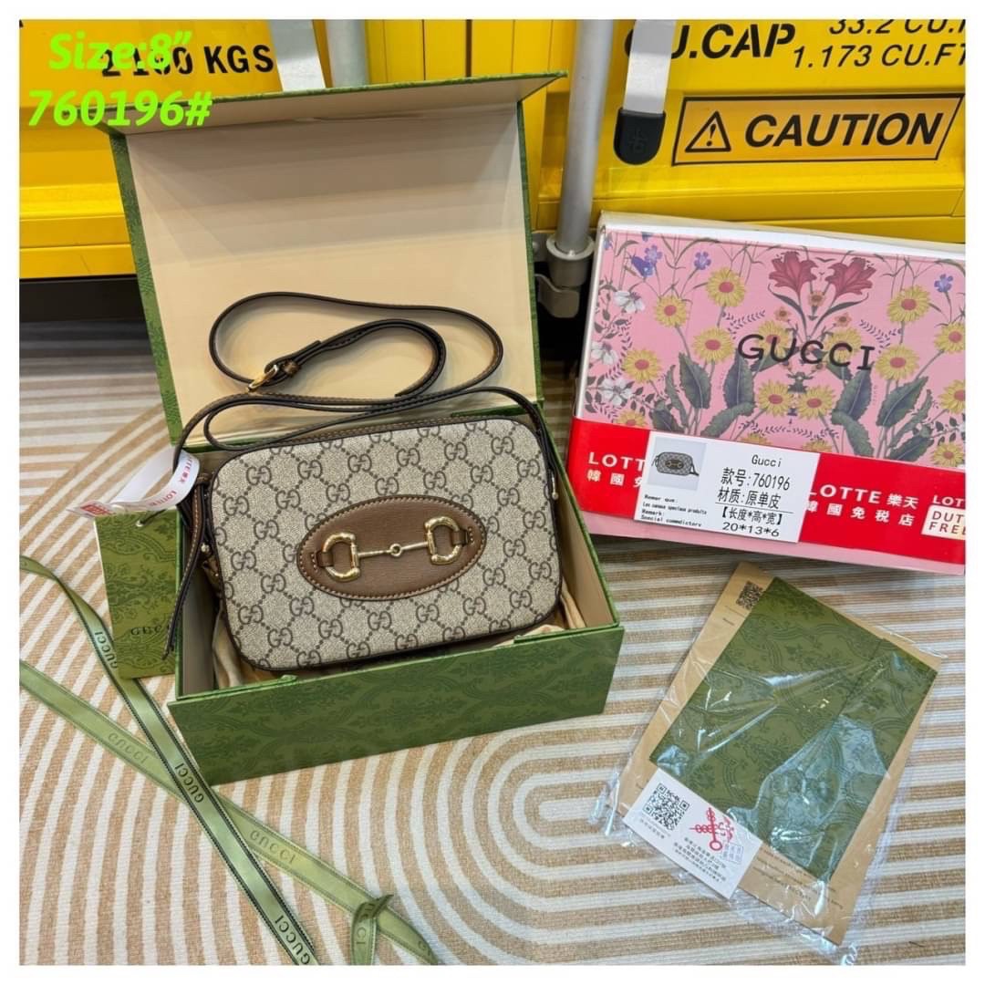 GUCCI Horsebit 1955 mini shoulder bag กระเป๋าสะพายทรง camera ที่สุดของความคลาสสิค ที่ใช้งานง่ายและคล่องตัว โดดเด่นด้วยอะไหล่โลโก้วินเทจเอกลักษณ์