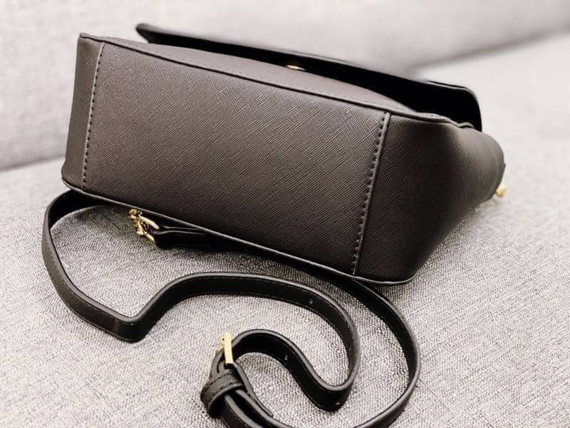 MICHAEL KORS Crossbody Bag กระเป๋าสะพายแบบ crossbody หนังลาย saffiano เปิดปิดด้วยซิปแบรนด์ อะไหล่ทอง ด้านหน้าประดับโลโก้ โลหะแบรนด์ ด้านในบุผ้าแบรนด์สวยหรู น้ำหนักเบา มีช่องซิปใส่ของจุกจิกและช่องใส่มือถือ มาพร้อมสายสะพายยาวโซ่ทอง+หนัง ปรับได้หลายระดับ ขนา