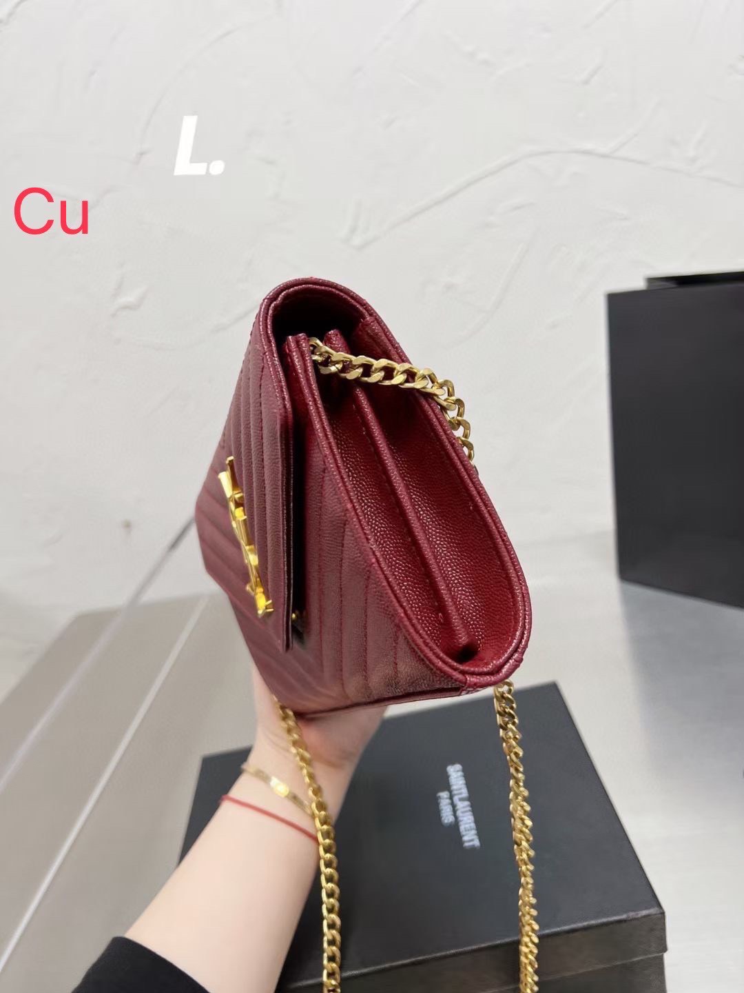 YSL Small Envelope Clutch Bag กระเป๋าสะพายสุดฮอต ดีไซน์เรียบหรู ดูติดแกลมสุดๆ โดดเด่นด้วยโลโก้ด้านหน้า เพิ่มดีเทลความผู้ดี