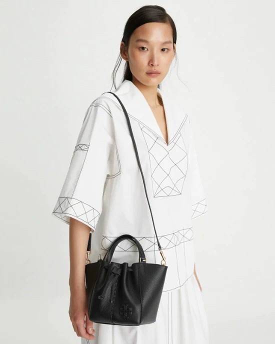 TORY BURCH MCGRAW DRAGONFLY MINI SATCHEL ((90474)) พร้อมส่งที่ไทย แนะนำต้องมีติดตัว สวยมากๆ! กระเป๋าหิ้วหรือสะพายข้างได้ หนังแกะนิ่มสวย อย่างดีเลยค่ะ ดีเทลด้านหน้าแบบหูรูด ปากกระเป๋าเปิดปิดแบบกระดุมแปลก ภายในโล่งกว้าง ใส่ของได้ครบครันหายห่วงค่ะ; มีช่องให้