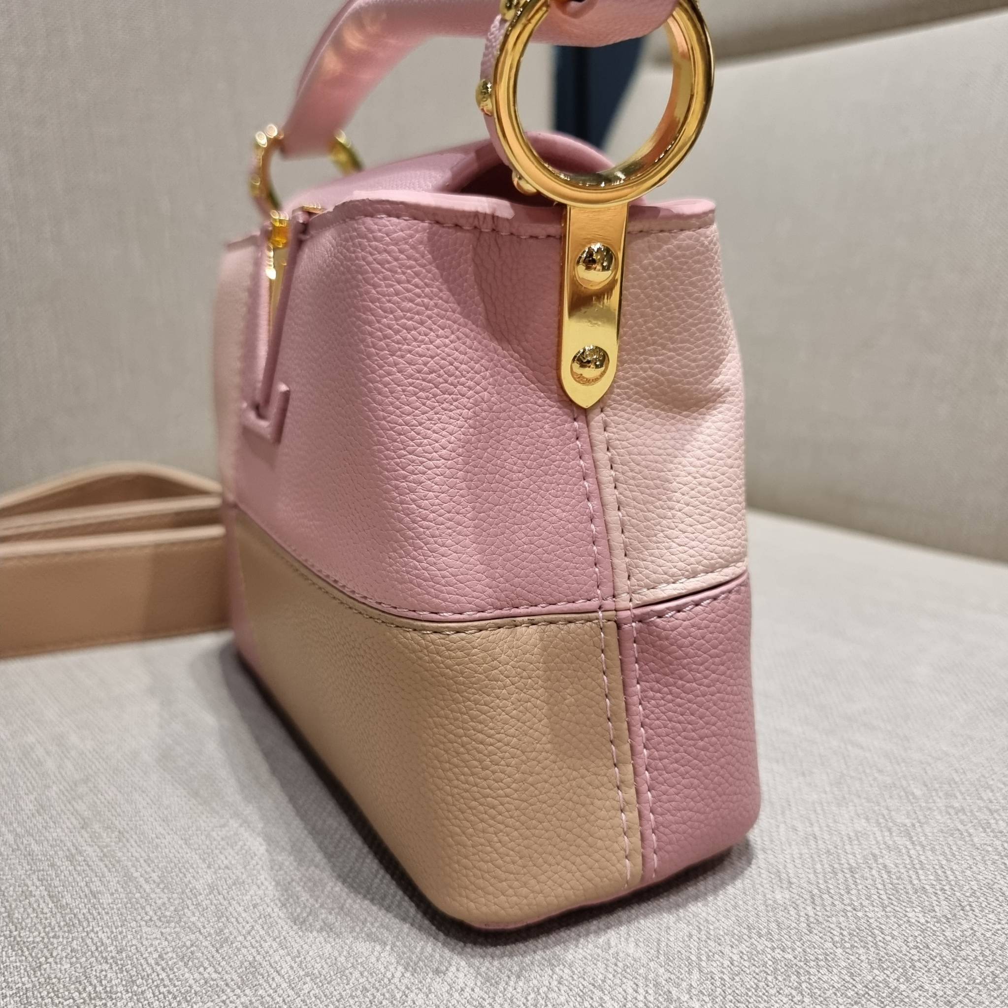LV capucines mini top handle VIP ที่สุดของความสวยในราคาเบาๆ กระเป๋าถือสุดหรู ดีไซน์ทรงคลาสสิค ที่รอบนี้มาในไซส์มินิ ดีงามม้ากกกก!! มาพร้อมหูจับในตัว ด้วยรูปทรงวินเทจและวัสดุหนังลูกวัว ขับผิว ทำให้ไอเท็มนี้สะกดทุกสายตาจริงๆ และยังมีลูกเล่นที่ฝาปิดกระเป๋า ท