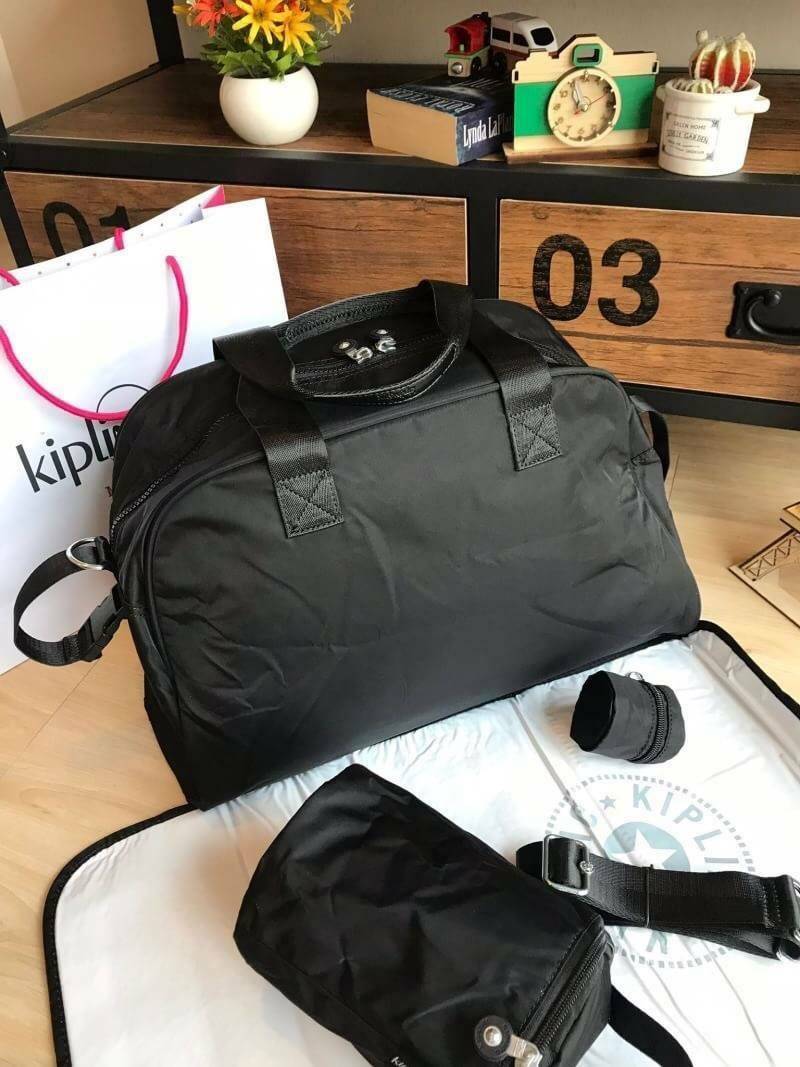 Kipling shoulder bag K13556 CAMAMA CARDINAL กระเป๋าเดินทางขนาดใหญ่ คอลเลคชั่นใหม่จากkipling ใส่เสื้อผ้าได้หลายชุดเลยทีเดียว ด้านข้างมีที่คล้องสำหรับคล้องหมวกหรืออื่นๆและในเซ็ทยังมีใบเล็กใส่เหรียญ1+ใบพ่วงเก็บอุณหภูมิ1+แผ่นรองเอนกประสงค์ และสายสะพายถอดออกได