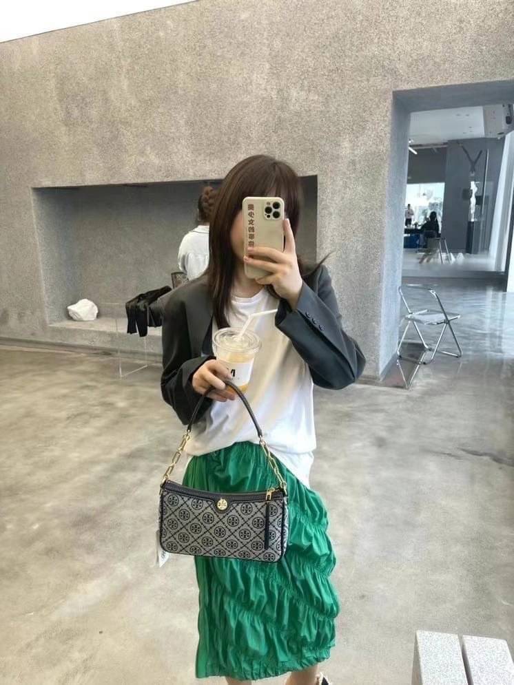 TORY BURCH T MONOGRAM JACQUARD SHOULDER BAG กระเป๋าสะพายข้าง Tory 😍😍 ใบเล็กซิปบน ลายT โมโนแกรม อะไหล่ทองมาใหม่ มาพร้อมสายสะพายยาว2 สาย งานจริงสวยทุกมุมงานปั้มแบรนด์ทุกจุด