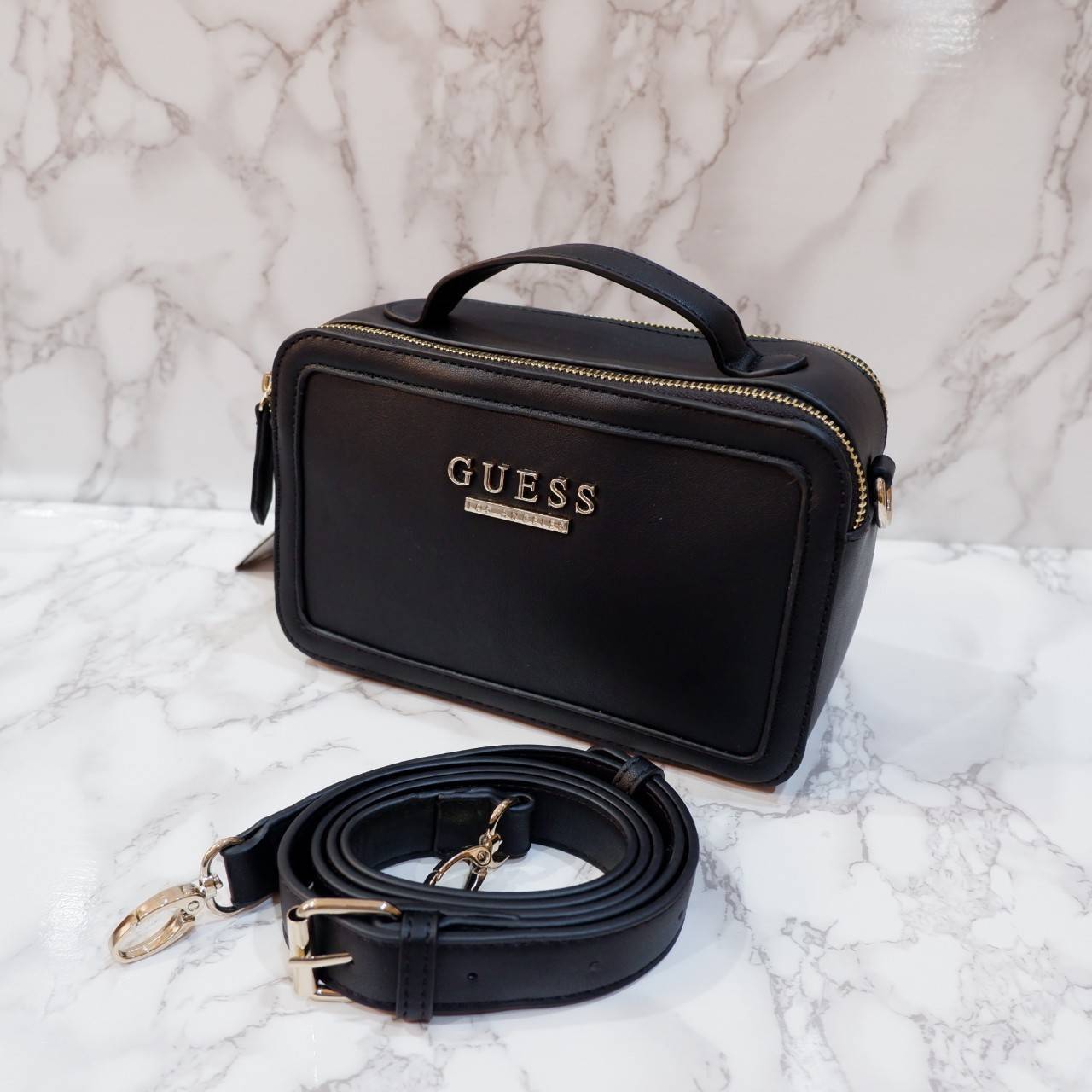 GUESS กระเป๋าหูหิ้วสะพายข้าง ทรงกล่องมีหูจับถนัดมือ มี2ช่องกระเป๋า ด้านหน้าติดโลโก้แบรนด์สีทอง