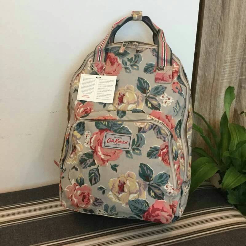 Cath Kidston Backpack Bag กระเป๋าสะพายสไตล์ vintage เป็นอีกรุ่นที่สาวๆ ถามถึงเยอะค่ะ วัสดุเป็น Canvas เคลือบ PVC กันน้ำ ทำความสะอาดง่าย น้ำหนักเบา เปิดปิดด้วยซิปรอบสะดวกใช้ ด้านหน้าประดับโลโก้ Cath Kidston พร้อมช่องซิปเล็กด้านนอกใส่กระเป๋าสตางค์ มือถือได้