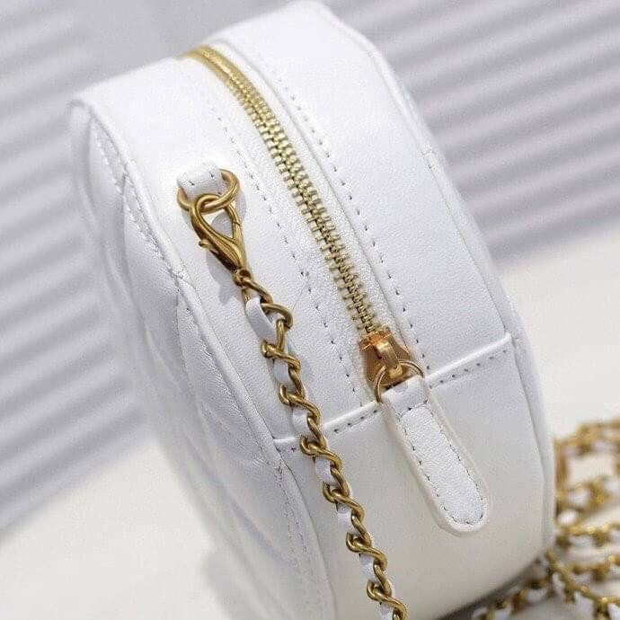 หนังแท้ VIP GIFT CHANEL Round Crossbody Bag กระเป๋าสะพายคาดลำตัวรุ่นนี้โดดเด่นด้วยรูปทรงกลมสุดชิค ขนาดกะทัดรัด พร้อมด้วยหนังกระเป๋าที่ทำจากหนังแท้คุณภาพดี รุ่นที่ตอบโจทย์และครองใจสาว ๆ ได้อย่างแท้จริง เนื่องจากมีดีไซน์เรียบหรู โดยทางแบรนด์ได้ใช้เทคนิคการเ