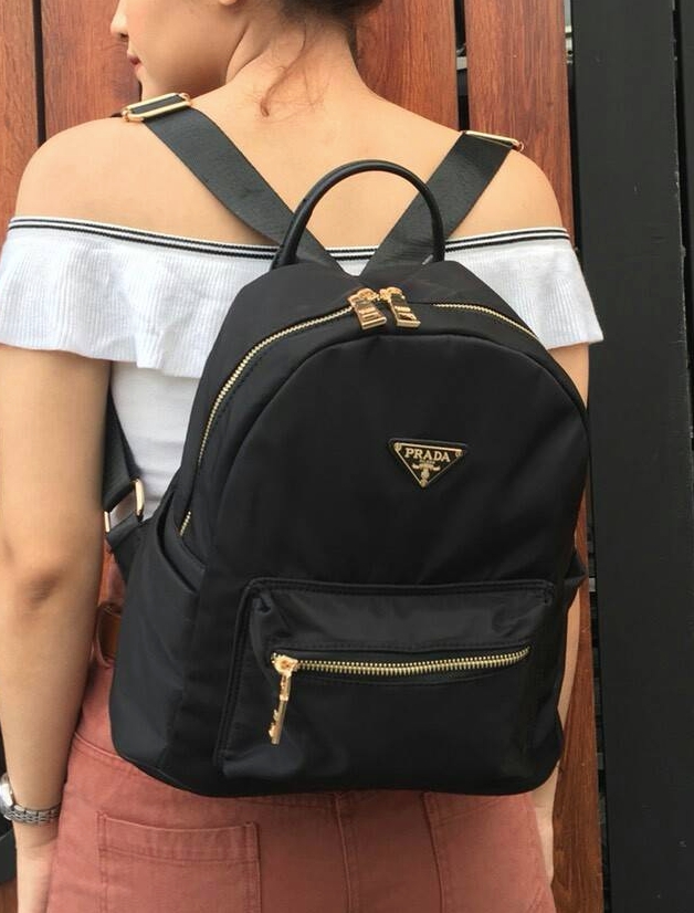Don't Miss! กลายเป็นรุ่นยอดฮิต ไปแล้วคะ สำหรับ PRADA NYLON MINI BACKPACK กระเป๋าสะพายเป้ Size mini พรีเมี่ยมกิ้ฟจากเคาน์เตอร์ต่างประเทศรุ่น Limited edition ที่ฮ๊อตสุดๆ วัสดุเป็น Nylon เนื้อหนาคุณภาพดีตขนาดกะทัดรัดกำลังดี น้ำหนักเบา ด้านหน้ามาพร้อมโลโ