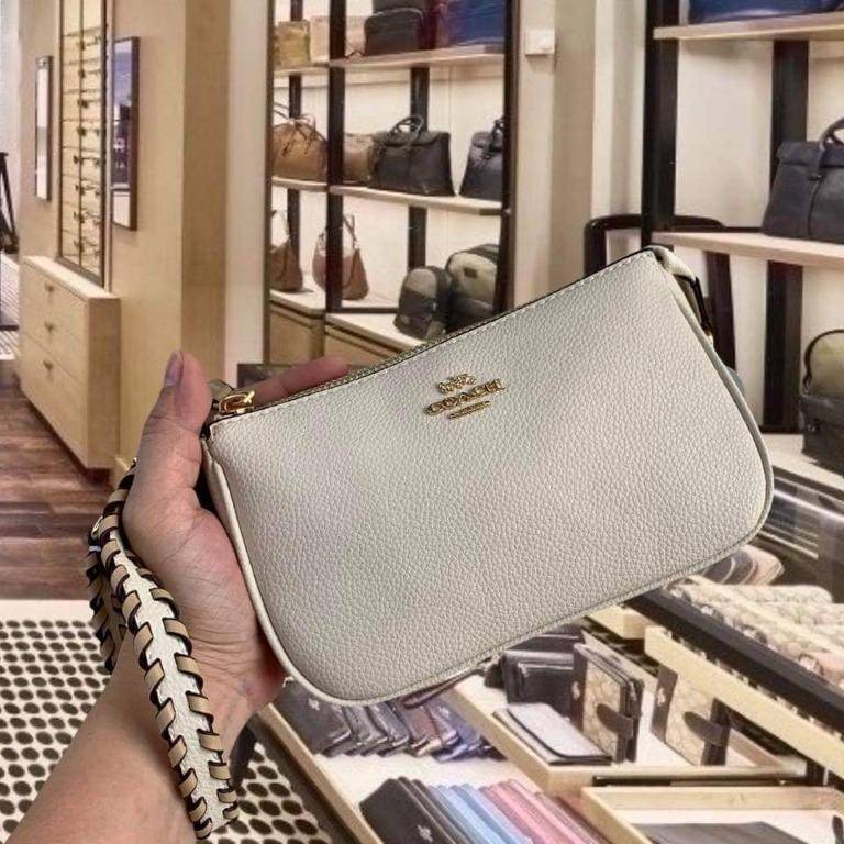 COACH C4233 NOLITA 19 WITH WHIPSTITCH คอลเลคชั่น rare item น่ารักน่าใช้ ในสไตล์คลาสสิค กระเป๋าทรงพอชขนาดมินิ ที่สามารถสะพายไหล่ และกึ่งคล้องมือใช้ได้ 2 สไตล์ ปรับสายให้มาเกี่ยวฝั่งเดียวเพื่อใช้เป็นคล้องมือ หรือปรับเกี่ยวอีกฝั่งใช้คล้องแขน คล้องไหล่ก็เก๋มา