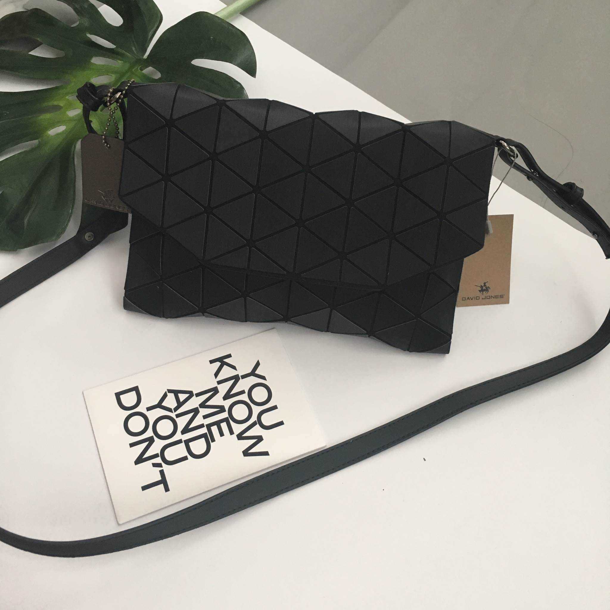 รุ่นใหม่ขายดี !!David jones Clutch bag with strap สี Matte black color 🌼 กระเป๋าสะพาย ปรับเก็บสายถือเป็น clutch bag ได้คะ ขนาดกะทัดรัด ใส่กระเป๋าตังค์ มือถือ iphone 6 plus ได้คะ น้ำหนักเบา เข้ากับชุดได้ง่าย ถือ สะพาย ออกงานParty ได้สบายเลย ใบนี้ Do