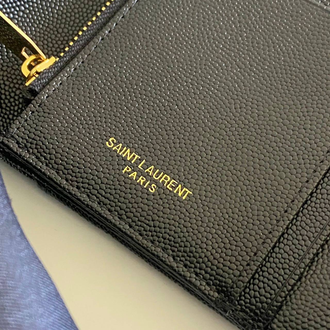 VIP GIFT 】หนังแท้ YSL 13cm SAINT LAURENT Monogram Compact Trifold Wallet กระเป๋าสตางค์ใบสั้น 3 พับ งานดีสุด รอบที่แล้วไม่พอขาย สามพับ ใส่แบงค์ ใส่บัตร ใส่เหรียญได้เยอะ ใบเดียวครบจบเลย หนังสวยมาก ละเอียดสุดๆ