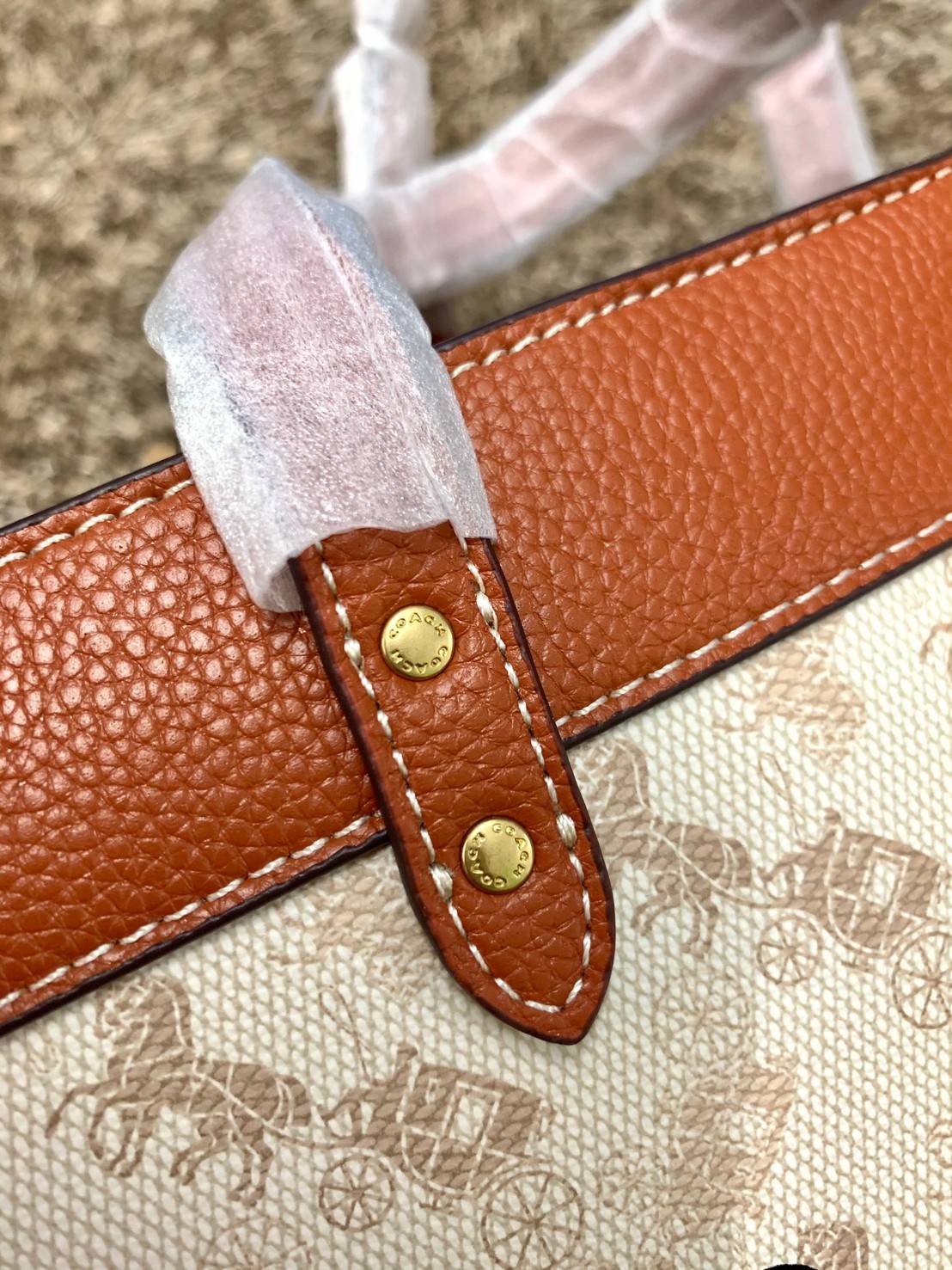 COACH FIELD TOTE 22 WITH HORSE AND CARRIAGE PRINT CARRIAGE BADGE((C8456)) 💫พร้อมส่งที่ไทย ใหม่ล่าสุด คุณภาพเกินเบอร์เลยจ้าา! กระเป๋าทรงTote ไม่ว่าโอกาสไหนๆ คุณสามารถพกพาไปได้ทุกที่ค่ะ หนังแท้อย่างดี! สวย นิ่มมือดีมากค่ะ