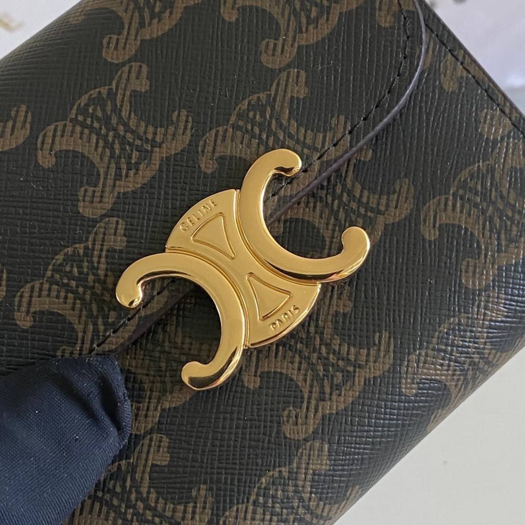 พรีเมี่ยมกิ๊ฟแท้ 100% 】CELINE SMALL TRIOMPHE WALLET IN SHINY SMOOTH LAMBSKIN VIP GIFT WITH PURCHASE (GWP) พรีเมี่ยมกิ๊ฟ Member Gift Limited Edition จาก CELINE HAUTEPARFUME COUNTER กระเป๋าสตางค์งานดี งานสวยสุดๆๆๆ มี 3พับ ขนาดกะทัดรัด รุ่นนี้คลาสสิคมากค่ะ