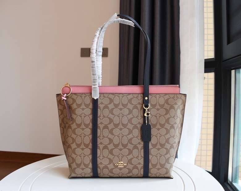 COACH 2319 MAY TOTE IN COLORBLOCK SIGNATURE CANVAS กระเป๋าโท้ท ดีไซน์ใหม่ล่าสุด!! 💕💕 เก๋ตรงปากกระเป๋า คล้ายกระเป๋าซ้อนในตัว สีตัดกับตัวกระเป๋าได้อย่างลงตัว ทรงสวย ใบใหญ่ใส่ของได้เยอะ เปิด-ปิดด้วยซิป รูดใช้งานง่าย ภายในโล่งกว้าง ด้านหลังมีช