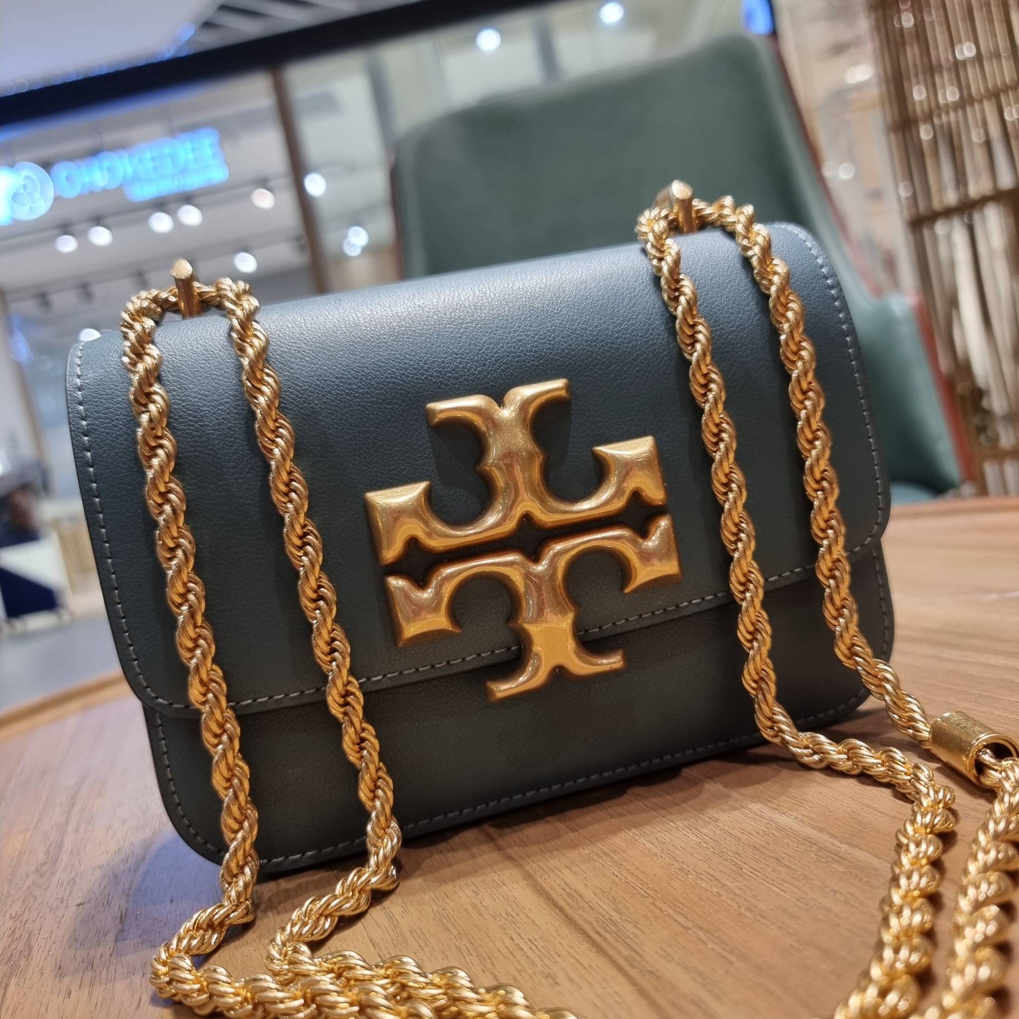 TORY BURCH ELEANOR TEXTURED SMALL CONVERTIBLE SHOULDER BAG สีใหม่!! ฮอตไอเท็ม รุ่นนี้ขายดีขายหมด สวยหรู คุณหนู ผู้ดี!! หายากมาก กระเป๋าสะพายข้าง ดีไซน์อยู่ทรง ขนาดกำลังสะดวกใช้สำหรับสาว วัสดุหนังแท้เต็มใบ ผิวมีเทกเจอร์ อัพเวลความหรู สีทูโทน เปิด-ปิดด้วยแถ