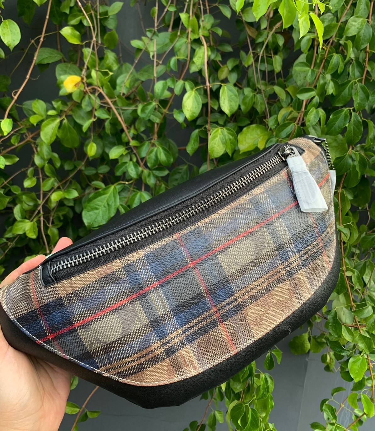 OUTTLET 】COACH WARREN BELT BAG IN SIGNATURE WITH PLAID PRINT ใบใหญ่คะ! ((83001)) สีเข้าใหม่ เอาใจวัยโจ๋ไปเลยจ้าา กระเป๋าคาดอกด้านหน้า//คาดไปทางด้านหลัง//หรือคาดเอวได้ ตามแต่ความถนัดได้เลยนะคะ หนังแท้ ด้านหน้าปริ้นลายสก๊อต+โลโก้แบรนด์ ได้สวยงามมากค่ะ กระเป