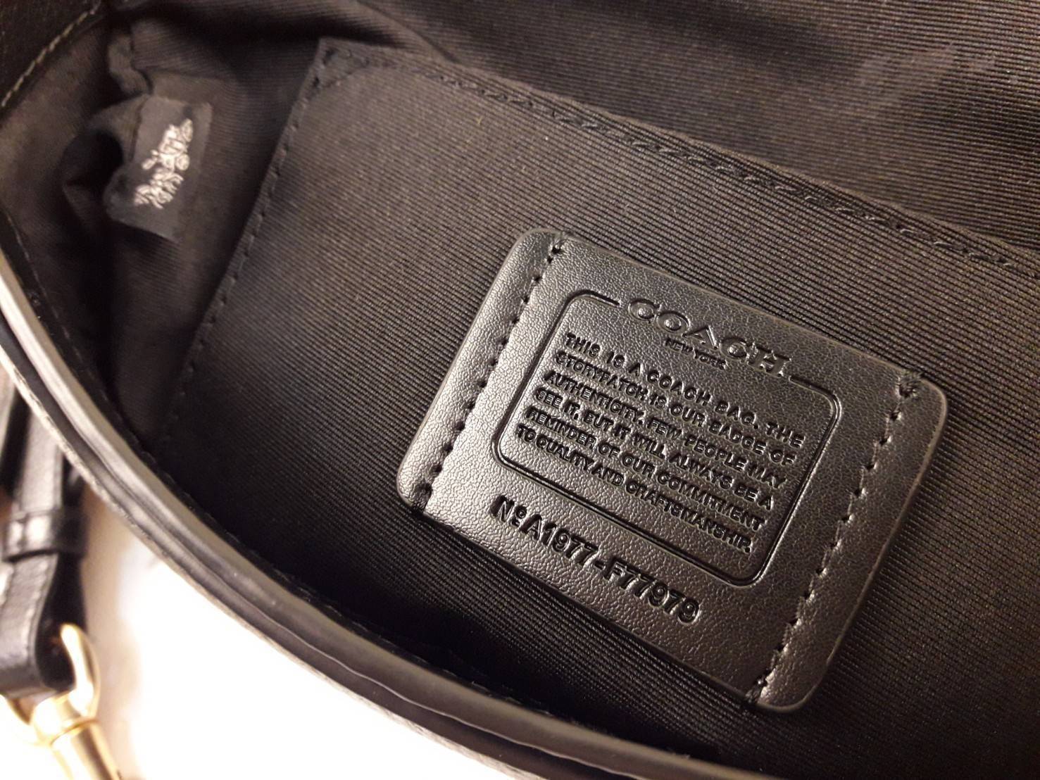 COACH SMALL JES MESSENGER WITH SIGNATURE CANVAS STRAP(COACH F77979)🌺 ทรงนี้ สวยมากจริงๆ ฮิตมากๆตลอดกาล //สะพายข้างฝาปิด ล็อคด้วยแม่เหล็กแน่นหนา รุ่นนี้สวยมาก >>วัสดุหนังแท้เต็มใบ หนังสวยคุณภาพดีมากๆ ยิ่งใช้ หนังยิ่งสวย>>สายสะพายถอดได้ 