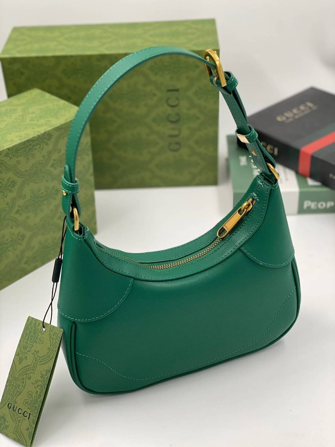 GUCCI Aphrodite small shoulder bag กระเป๋าสะพายทรงคลาสสิค ดีไซน์ย้อนยุคผสานความโมเดิร์นด้วยรูปทรงพอช ที่ใช้งานได้ทุกสไตล์ วัสดุหนังแคนวาส ทนทาน ภายในกระเป๋าเป็นช่องโล่ง