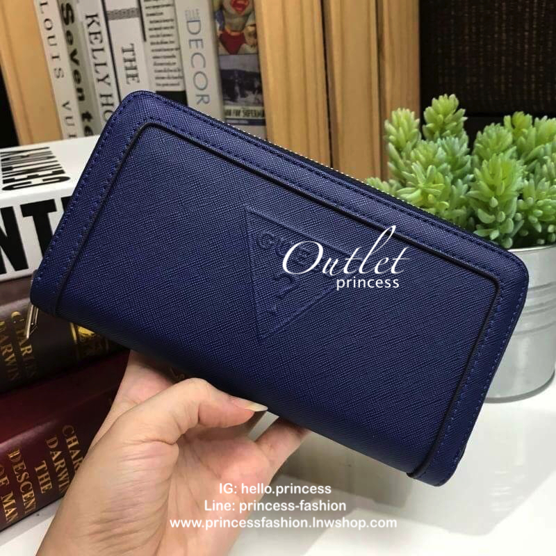 GUESS FACTORY LONG WALLET กระเป๋าสตางค์ใบยาวซิปรอบหนัง Saffiano สวยอยู่ทรงสไตล์ PRADA ด้านหน้ามีโลโก้แบรนด์สวยน่าใช้ เปิดปิดด้วยซิปรอบหัวซิปแบรนด์ ภายในมีช่องซิป ช่องใส่ธนบัตรและช่องใส่บัตรหลายช่อง สวยน่าใช้ทุกสี ภาพถ่ายจากสินค้าจริงพร้อมส่งที่ไทยราคาดีห้