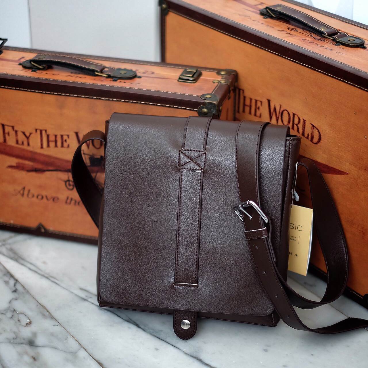 เอาใจหนุ่มๆบ้างค่า สำหรับ messenger bag หนังดี มากๆเลยน้า ลายหนังชัดสวย ใบนี้จากแบรนด์ ZARA MEN ตัวกระเป๋าขนาดกำลังดีเลยคะ สีน้ำตาลเข้มสวยมาก คลาสสิคสุดๆ มีช่องแบ่งเก็บของหลายช่องเป็นสัดส่วนมากๆคะ น้ำหนักเบา จุของคุ้ม สายยาว ปรับได้ free size สามารถสะพาย 