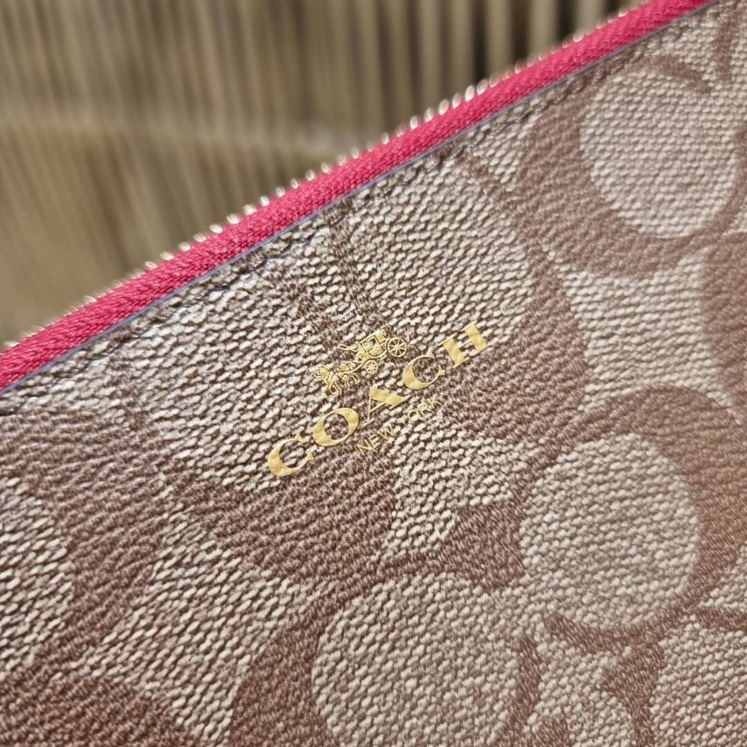 COACH F54057 DOUBLE ZIP WALLET IN SIGNATURE กระเป๋าคล้องมือ size L ใบนี้ใส่มือถือได้ทุกรุ่น ขนาดกำลังดี พกพาสะดวกมากๆ วัสดุหนังสังเคราะห์ ภายในเป็นผ้าสีสวยคม ใส่ธนบัตร ใส่บัตรได้เยอะ ใส่มือถือได้สบายๆทุกรุ่น ตอบโจทย์สาวๆที่ไม่ชอบพกเยอะวุ่นวายจ้า ใบนี้เอาอ