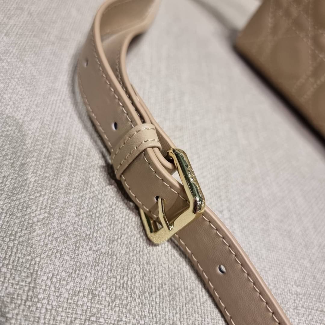 Medium Lady D-Joy Bag Cannage Lambskin / CD LADY D-JOY BAG ดีไซน์ใหม่ อัพเลเวลความหรู กับกระเป๋าสะพายข้างที่รอบนี้ดีไซน์รูปทรงโฉมใหม่ ใช้งานง่ายขึ้น