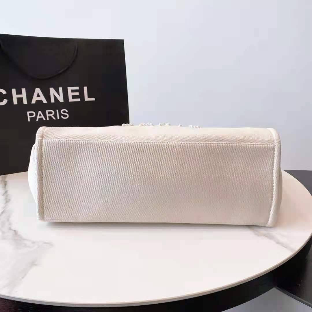 VIP 】รุ่นใหม่ล่าสุด!! ที่สาวๆรอคอย CHANEL CANVAS PEARL LARGE TOTE จากงานพรีเมี่ยม VIP GIFT รุ่นดังเลยค้า ไซส์ใหญ่อลังมากก บอกเลยว่า งานดีที่สุด ตัวกระเป๋า กระเป๋าผ้าเป็นผ้า CANVAS คาดด้วยหนังแท้สีน้ำตาล เนื้อดีสมราคา สัมผัส นุ่มลื่นมือมากกกก อะไหล่เงินปั้