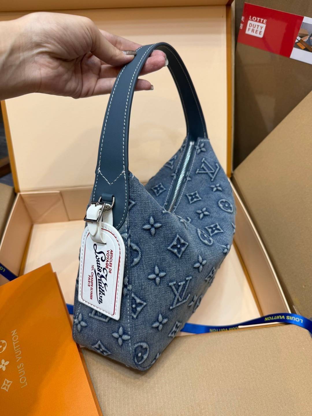 LV Slouchy PM Monogram Denim Bag กระเป๋าทรงโฮโบ ใหม่ล่าสุด ที่ใครๆก็ต้องมี ด้วยรูปทรงคลาสสิคและใช้งานง่าย ในดีไซน์สุดชิคเดนิมปั้มนูนคมชัดสวยดูลัคชู