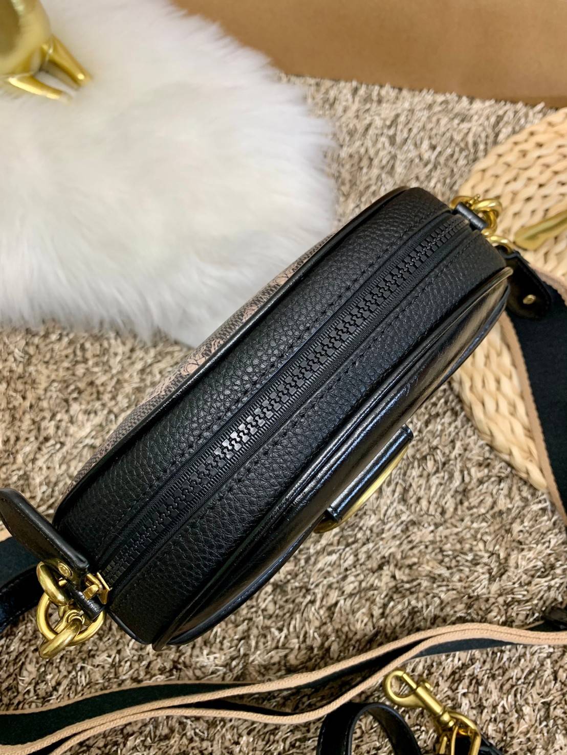 COACH KAT CROSSBODY WITH HORSE AND CARRIAGE PRINT ((88480//88544)) พร้อมส่งค่ะ! กระเป๋าสะพายแบบครอสบอดี้ร์ หนังแท้อย่างดี ตัวกระเป๋าเก๋ด้วยการพิมพ์ลายรถม้าค่ะ ด้านหน้ามีช่องกระดุมแม่เหล็กสำหรับใส่ของจุกจิกได้ พร้อมโลโก้แบรนด์สุดหรู