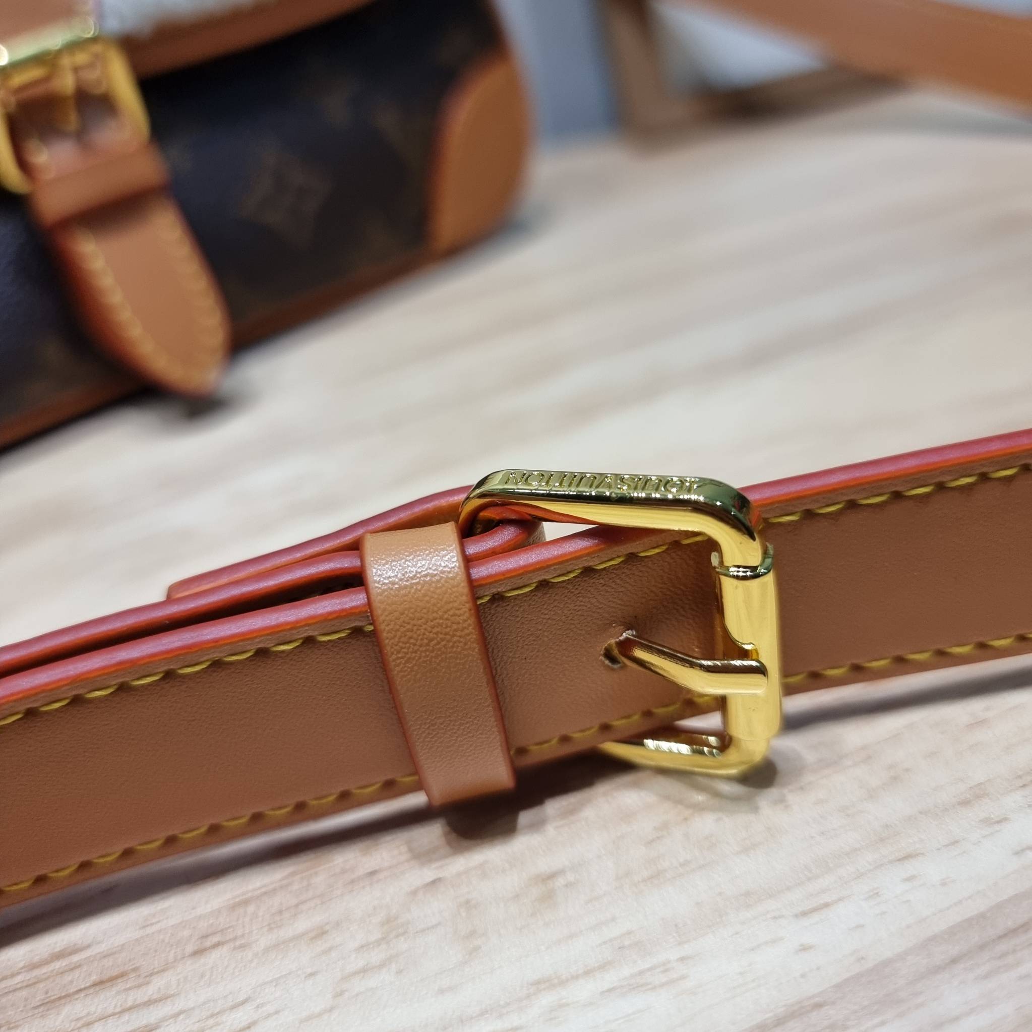 LV DIANE FLEECE BAG ใหม่กับรุ่นที่ทำมาจำนวนจำกัด ดีไซน์ต้อนรับอากาศเย็นๆช่วงส่งท้ายปี กับกระเป๋าสะพายทรงสวย ดีไซน์คลาสสิคซ่อนความหรู ด้วยการตกแต่งขนฟูนุ่ม วัสดุหนังแคนวาสตัดสลับหนังแท้ เปิด-ปิดกระเป๋าด้วยกระดุมแม่เหล็ก ภายในเป็นช่องโล่ง ใส่ของสำคัญได้ครบ