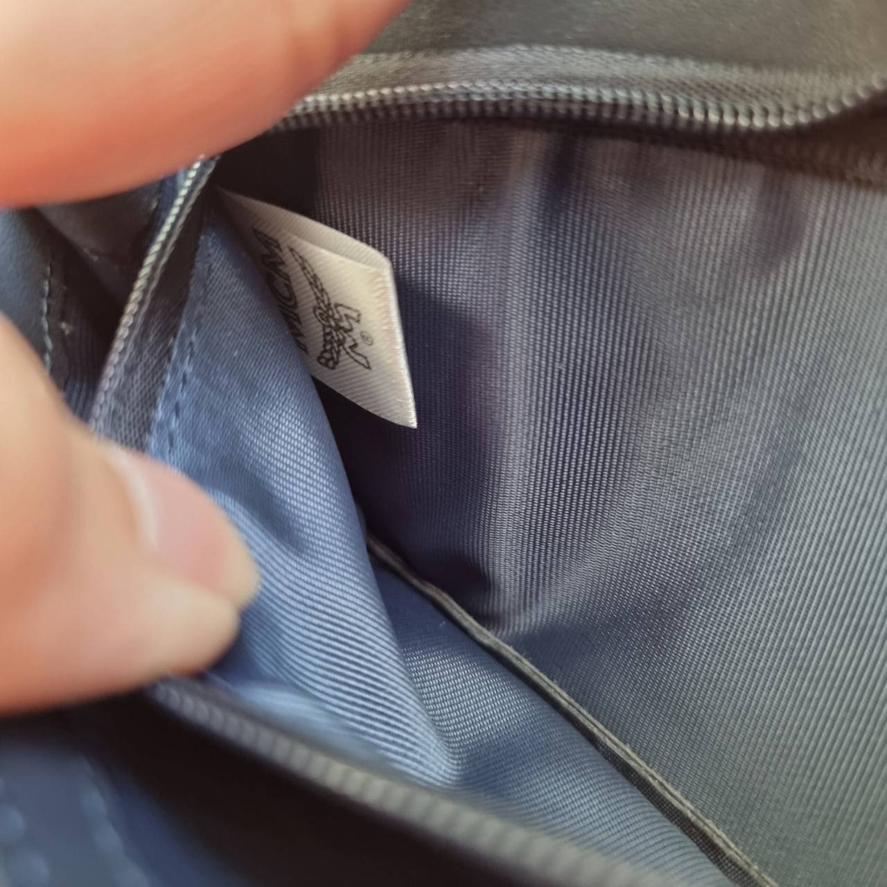 M.C.M TRIFOLD LONG WALLET IN VISETOS กระเป๋าสตางค์ใบยาว คอลเลคชั่นยอดนิยม รุ่นฝาพับ unisex ใช้ได้ทั้งหนุ่มๆและสาวๆน้า ใช้งานง่าย พกพาง่าย วัสดุหนังแคนวาสคุณภาพดี เปิด-ปิดด้วยกระดุม ภายในเป็นหนังแท้ นิ่ม สวย ใส่บัตรได้เยอะ ใส่ธนบัตรได้ทุกช