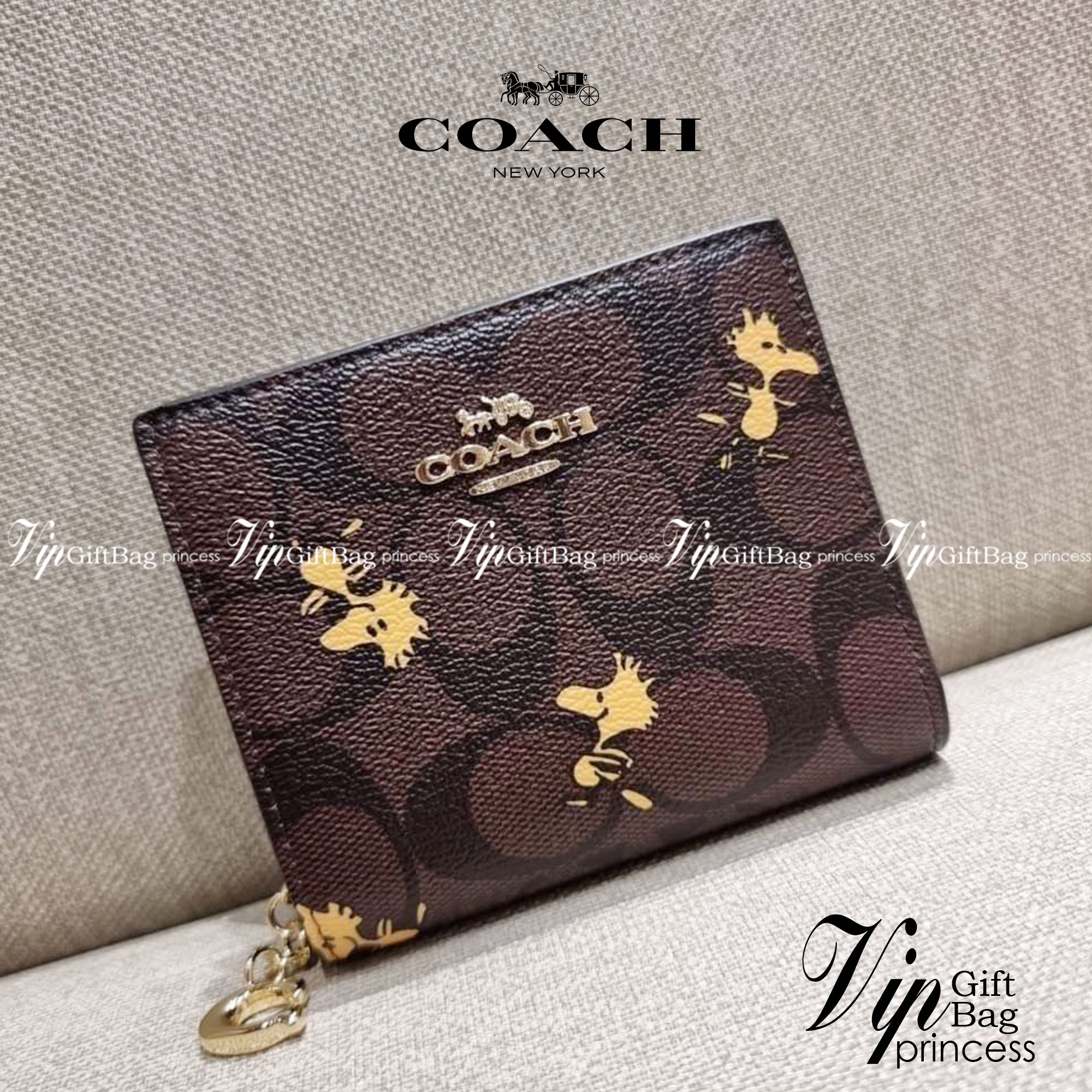 C4591 C4592 COACH COACH x PEANUTS SNAP WALLET IN SIGNATURE CANVAS WITH SNOOPY PRINT / WITH WOODSTOCK PRINT กระเป๋าสตางค์ใบเล็ก ขนาดกำลังเหมาะ ดีไซน์น่ารักอีกแล้วจ้า ♥️ มันน่ารักน่าใช้มาก โดดเด่นด้วยลายคอลเลคชั่นยอดฮิต วัสดุหนังแคนวาสเคลือบลาย เปิด-