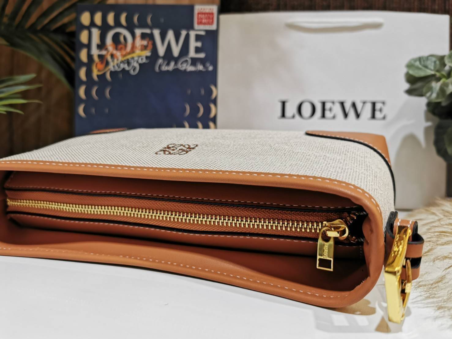 LOEWE SHOULDER BAG VIP GIFT WITH PURCHASE (GWP) พรีเมี่ยมกิ๊ฟ Limited จาก LOEWE PERFUME DUTYFREE COUNTER รุ่นใหม่วัสดุ Canvas Fabric ผสมผสานหนังแท้ CalfSkin ดีไซน์และโทนสีลงตัวสุดคลาสสิค เปิดปิดด้วยซิปแบรนด์อะไหล่ทอง ภายในโล่งกว้างซับในผ้าฝ้ายลายก้างปลาคง