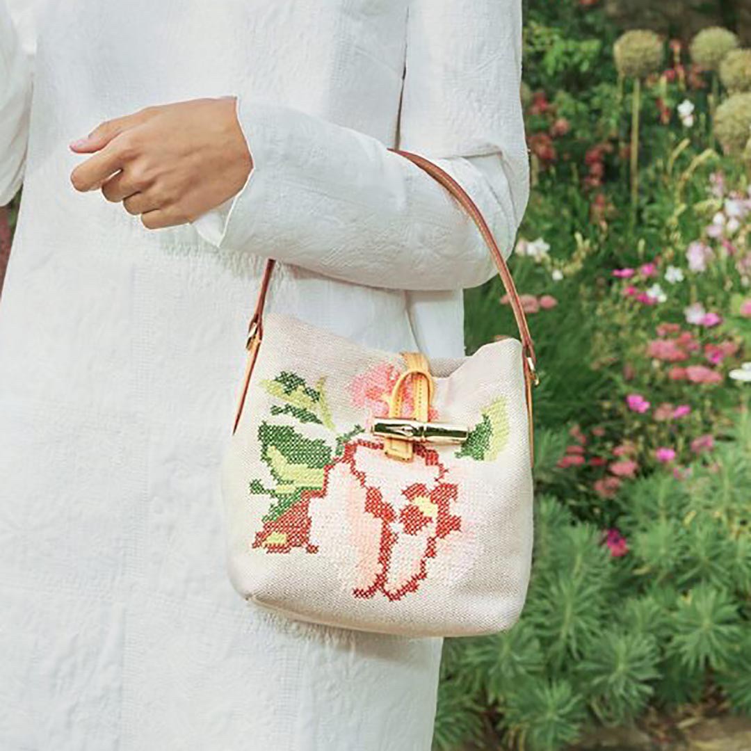 LONGCHAMP ROSEAU ESSENTIAL FLEURS Bucket bag S - กระเป๋าทรงถังขนาดเล็ก วัสดุผ้าฝ้าย ลายปักษ์ดอกกุหลาบ Roseau เป็นคอลเล็คชั่นที่สดใสและเรียบง่าย ซับในสีพื้น อะไหล่สีทอง น้ำหนักเบา จุของได้เยอะ มีสายสะพายไล่ ถอดสายได้ Crossbody ได้