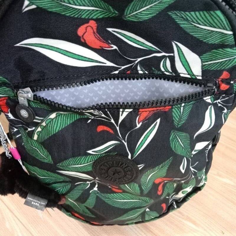 Kipling backpack size M 👍กระเป๋าคอลเลคชั่น Kipling 👍กระเป๋าเป้ ผ้าโพลีเอสเตอร์+ไนล่อน 👍มีหูหิ้วด้านบน 👍สายสะพายหลังปรับระดับได้ 👍มี3ซิปใส่ของ ช่องใหญ่ใส่โนตบุ๊คได้ 👍ด้านข้างมีกระเป๋าเล็กอีก2ข้าง ลายใหม่จาก K