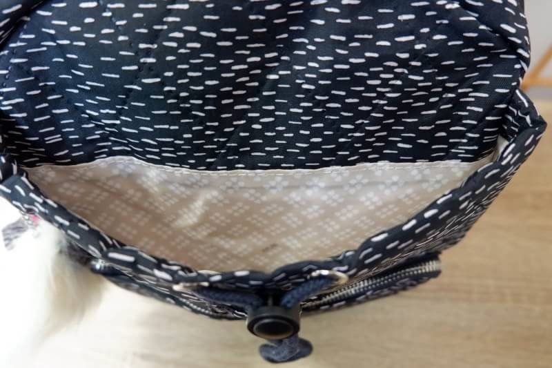 Kipling City Pack S K18014 Kipling มาพร้อมดีไซน์ทันสมัย สนุกสนาน ใช้งานได้อย่างคล่องตัว ด้วยสีและลายสุดคลาสสิก โดดเด่นด้วยพื้นที่ภายในและช่องต่างๆ ที่ให้คุณจัดเก็บของสำคัญได้ครบถ้วน