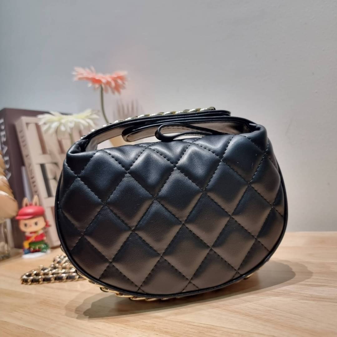 Chanel Pouch Hot item 2023 กระเป๋าสะพายกึ่งพอช ใบเล็กน่ารักน่าใช้ ถือไปไหนก็อัพลุคปัง วัสดุหนังแกะ สัมผัสนิ่มมือ หูจับในตัว ปรับได้อีกเล็กน้อย มาพร้อมสายสะพายโซ่