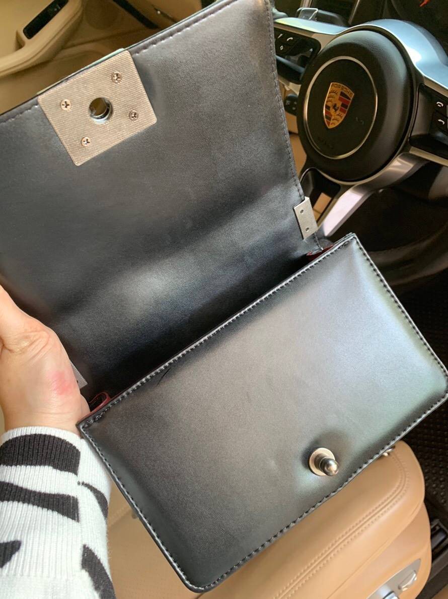 รุ่นขายดีมาเพิ่มแล้วค่า KEEP Quited Boy Bag *** คอลเลคชั่นใหม่หนัง Microfiber สวย ทนขึ้นกว่าเดิม สายโซ่ทำจาก Metal premiers เบาและไม่เป็นคราบเวลาสะพาย สวยกว่าเดิม ใครชอบทรงนี้ห้ามพลาดเลยนะคะ 🤩 กระเป๋า ทรง boy style KEEP LOOK Cool มากๆ เลยน๊าใบนี้ 