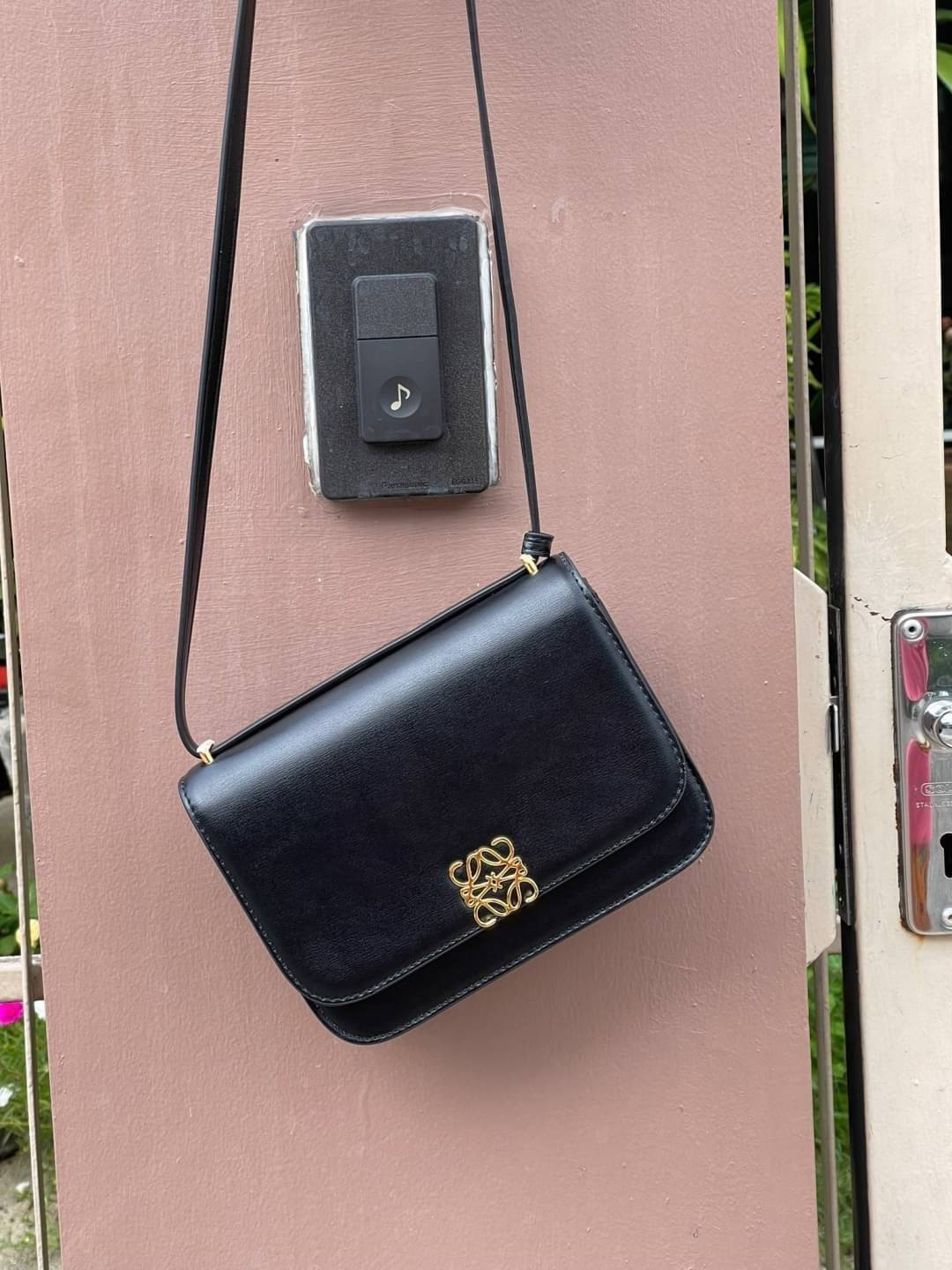 small : LOEWE Goya anagram small leather shoulder bag มาทำความรู้จักทุกดีเทลของ กระเป๋า GOYA ไอเท็มใบใหม่ล่าสุดจาก Loewe ด้วยรูปทรงกล่องอันคลาสสิกที่มาพร้อมรายละเอียดอันน่าค้นหา ด้วยรูปทรงบ็อกสุดคลาสสิก พร้อมโครงสร้างที่กะทัดรัดเปี่ยมไปด้วยสเน่ห์น่าค้นหา 