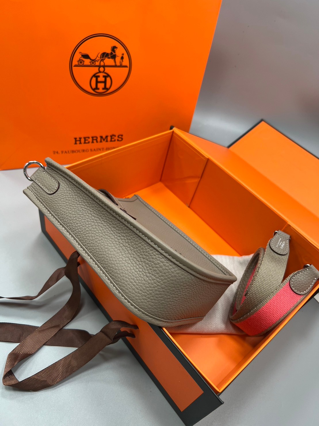 HERMES evelyne mini bag Luxury Bag กระเป๋าสะพายแบรนด์ดัง แบรนด์หรู คลาสสิกตลอดกาล ใช้ได้ทั้งชายหญิง ใบเดียวจบ สวยรวยปัง เกรดท็อปออริจินอล ภาพสินค้าถ่ายจากงานขายจริง ใช้งานต่างประเทศได้