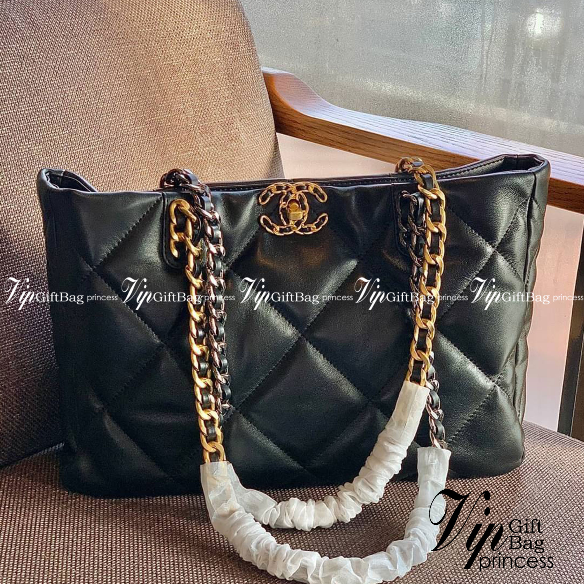CHANEL SHOPPING BAG พร้อมส่ง ใหม่ล่าสุด และที่สุดของที่สุด กระเป๋าหนังแกะสังเคราะห์อย่างดี ใบใหญ่ 📌หนังนุ่มมากๆ ลายนวม หนังมีความลื่นเงาค่ะ 🌟โดดเด่นด้วยโลโก้แบรนด์และสายสะพายไหล่ใช้โลหะอย่างดีแถมสวยและหรูมากๆเลย ภายในกระเป๋ากว้างใส่สัมภาระ