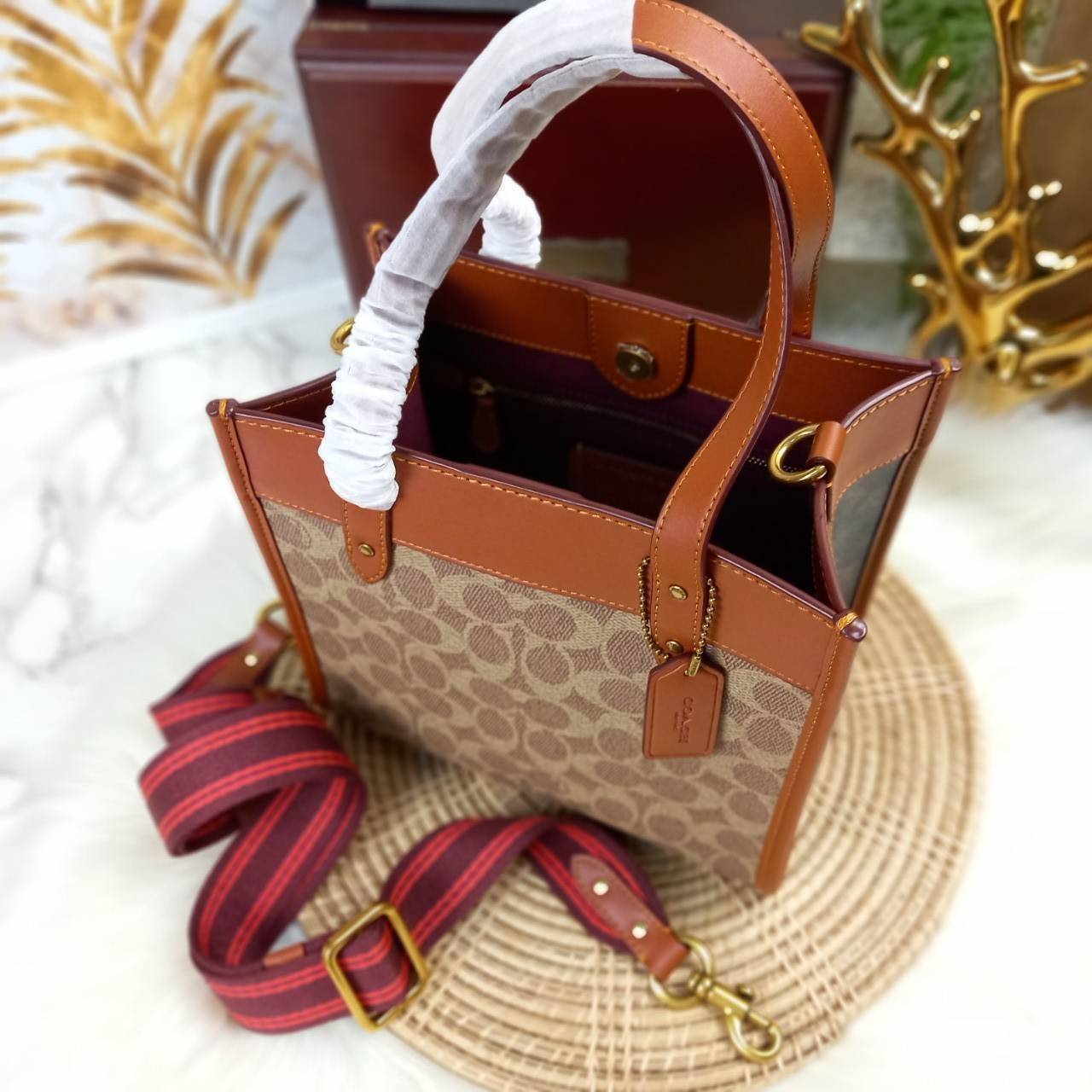 COACH FIELD TOTE 22 WITH HORSE AND CARRIAGE PRINT (C3866)ðāļāļĢāļ°āđāļāđāļēāļāļ·āļ āļāļĢāļ°āđāļāđāļēāļŠāļ°āļāļēāļĒ Unisex āļāļĢāļ TOTE āļŠāļļāļāļŪāļīāļ āļāļĩāđāļŪāļīāļāļāļąāļāļĄāļēāļāļāļąāđāļāļāļēāļĒāđāļĨāļ°āļŦāļāļīāļ// āļ§āļąāļŠāļāļļāļŦāļāļąāļāđāļāļāļ§āļēāļŠāļāļļāļāļ āļēāļ āļāļŠāļĄāļŦāļāļąāļāđāļāđāļāļĒāđāļēāļāļāļĩ āļāļĒāļđāđāļāļĢāļ āļŠāļļāļāļŠāļ§āļĒ āđāļāļāđāļāđāļāļāđāļ§āļĒāļĨāļēāļĒ C Signature āļāļĩāđāđāļāđāļāđāļāļāļĨāļąāļāļĐāļāđ// āļāđāļēāļāđāļāđāļĨāđāļāļāļ§